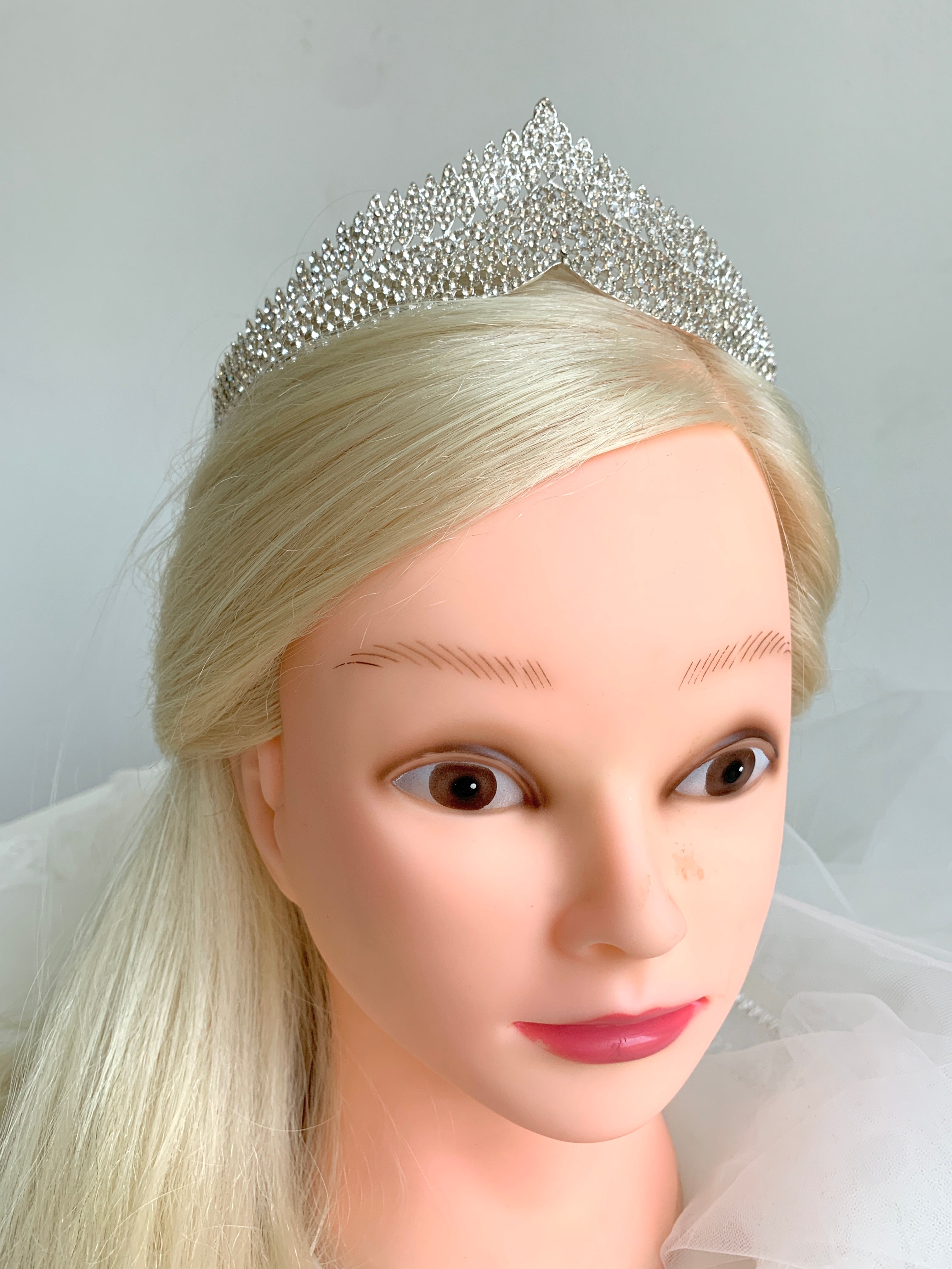 royale-hochzeitskrone-silber-mit-dicht-besetzten-kristallen-und-edler-form