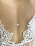rueckenkette-gold-feines-kettchen-mit-zirkonia-anhaenger
