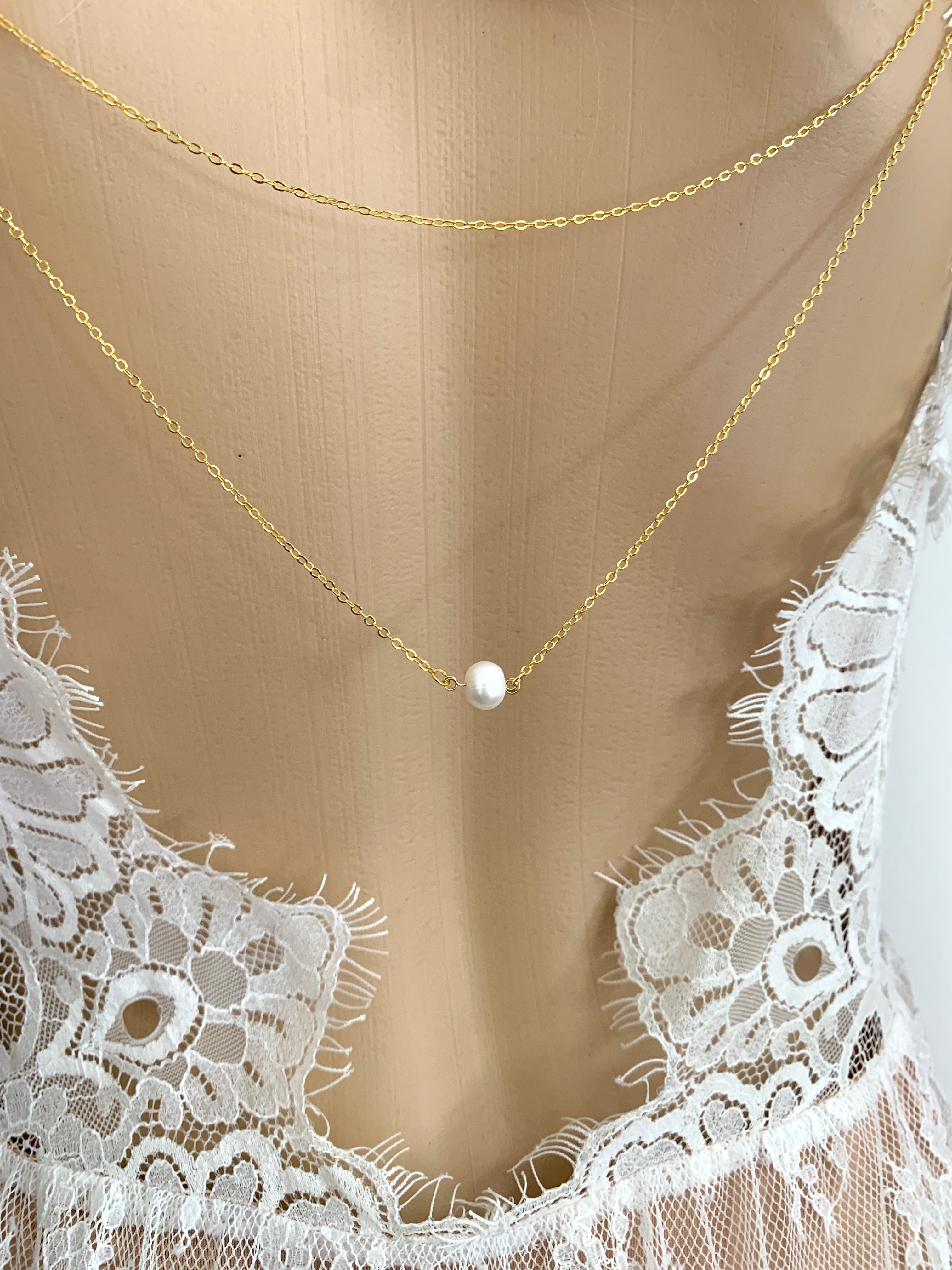 rueckenkette-gold-feines-kettchen-mit-zirkonia-anhaenger
