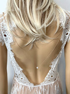 rueckenkette-rosegold-mit-tropfen-zirkonia-detailaufnahme
