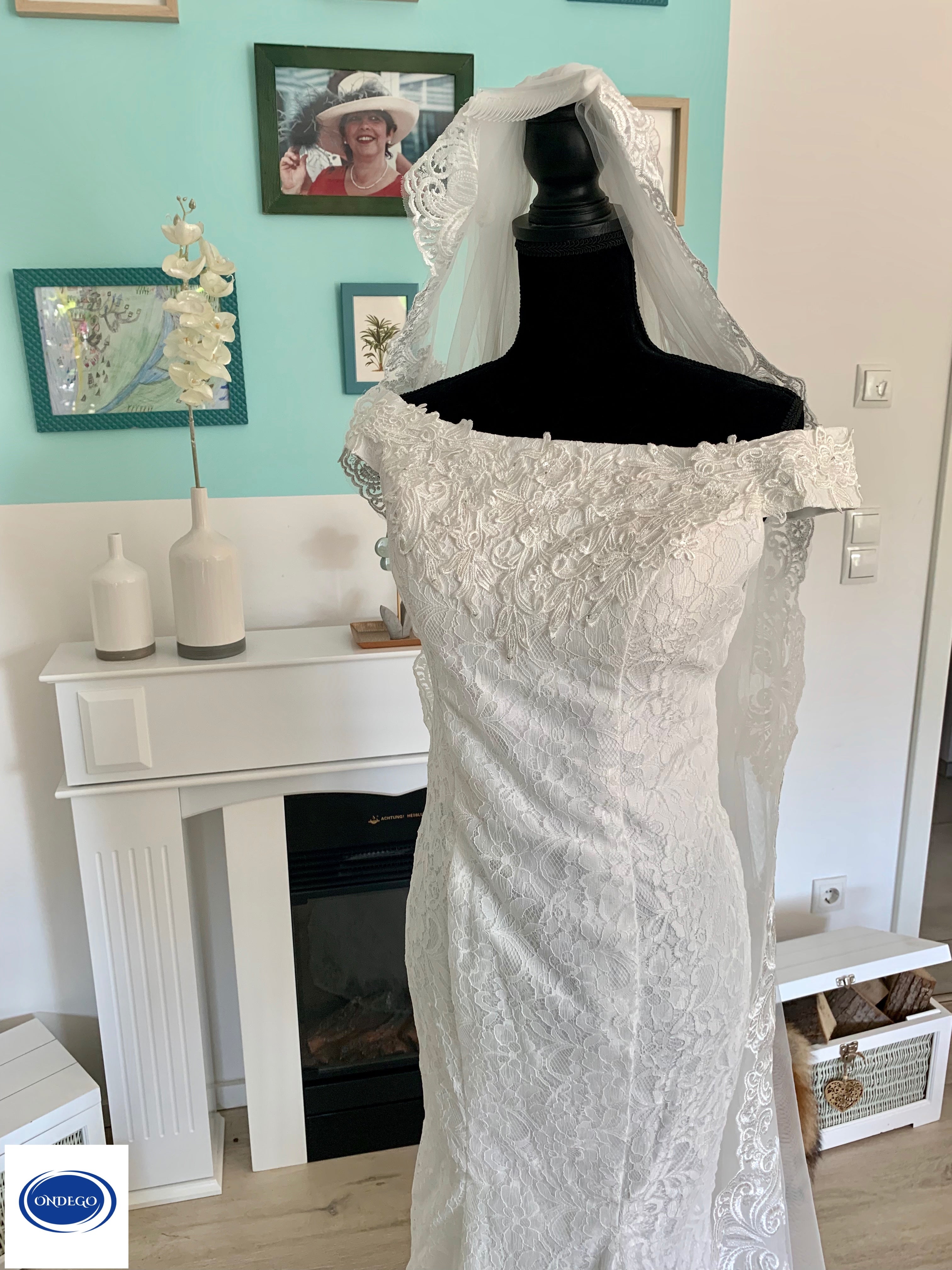 schleier-fuer-braut-lang-weiss-seitlich-fallend-mit-spitzenkante