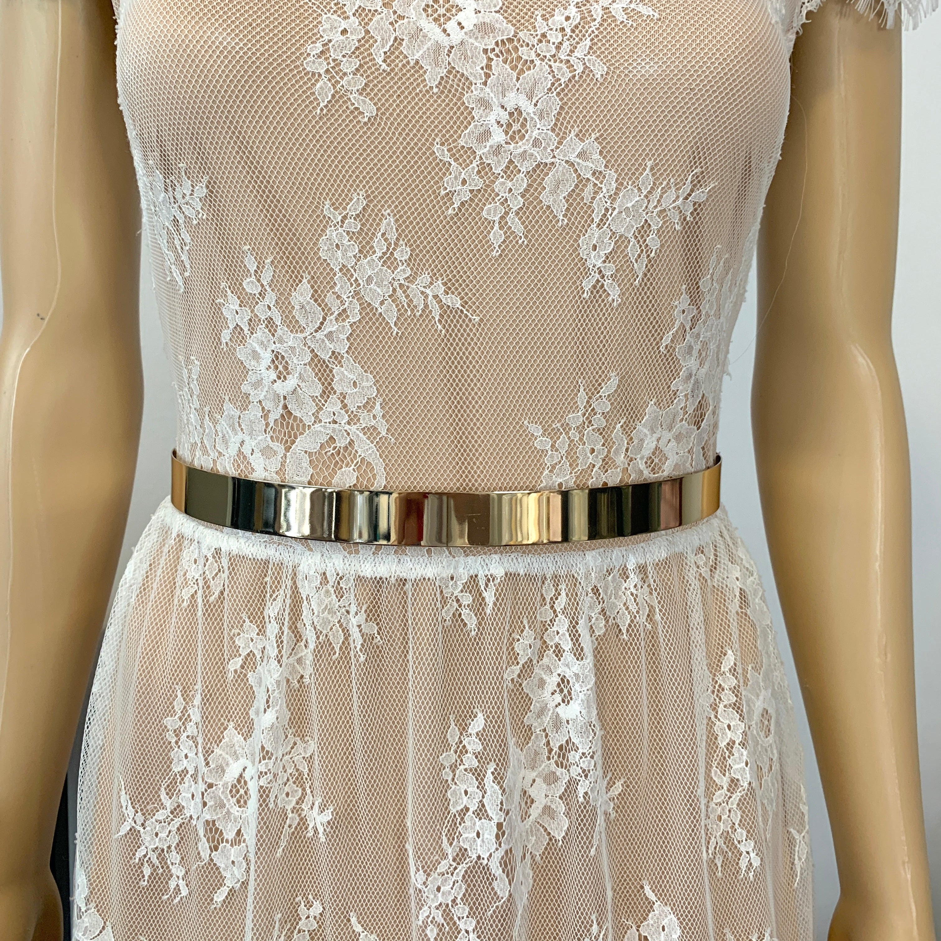 schlichter-brautguertel-gold-glanzend-auf-spitzen-brautkleid-zur-edlen-taillenbetonung