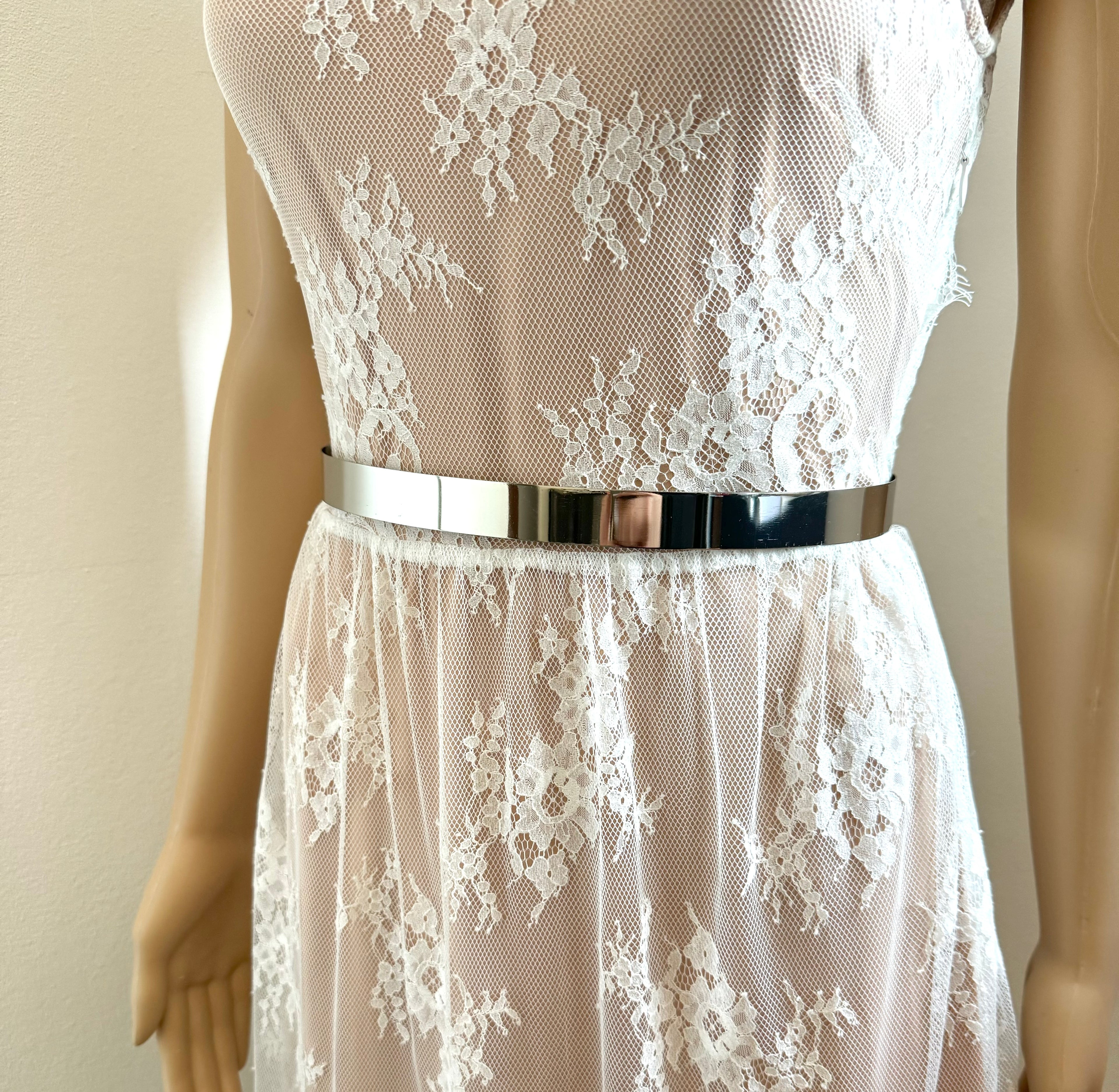 schlichter-brautguertel-silber-glanzend-auf-spitzen-brautkleid-zur-eleganten-taillenbetonung