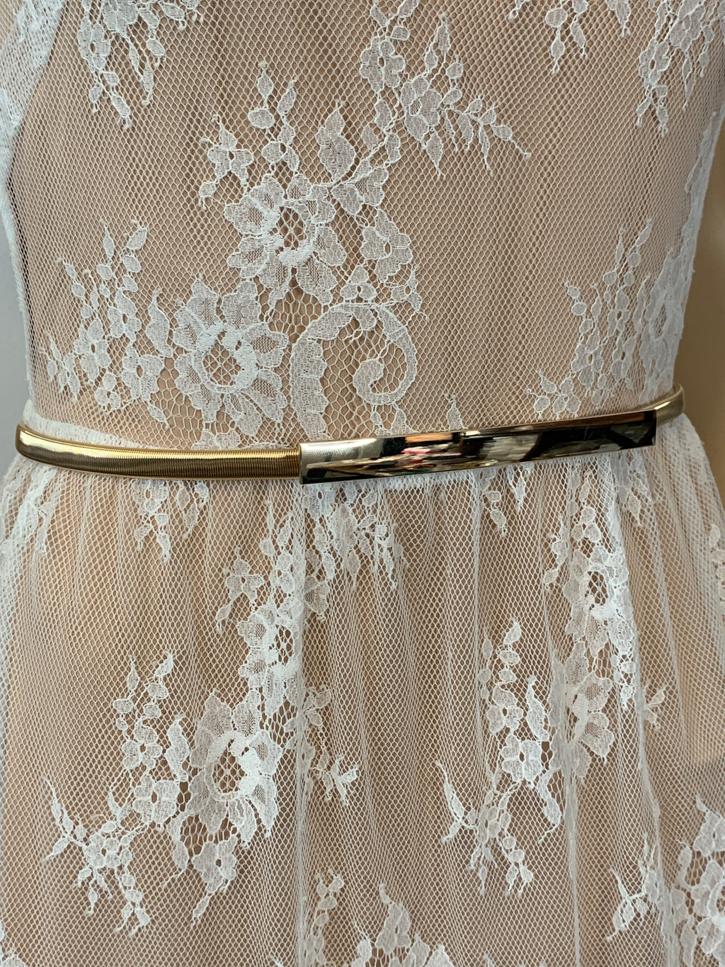 schmaler-brautguertel-gold-glatt-und-edel-getragen-auf-romantischem-spitzenkleid