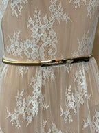 schmaler-brautguertel-gold-glatt-und-edel-getragen-auf-romantischem-spitzenkleid