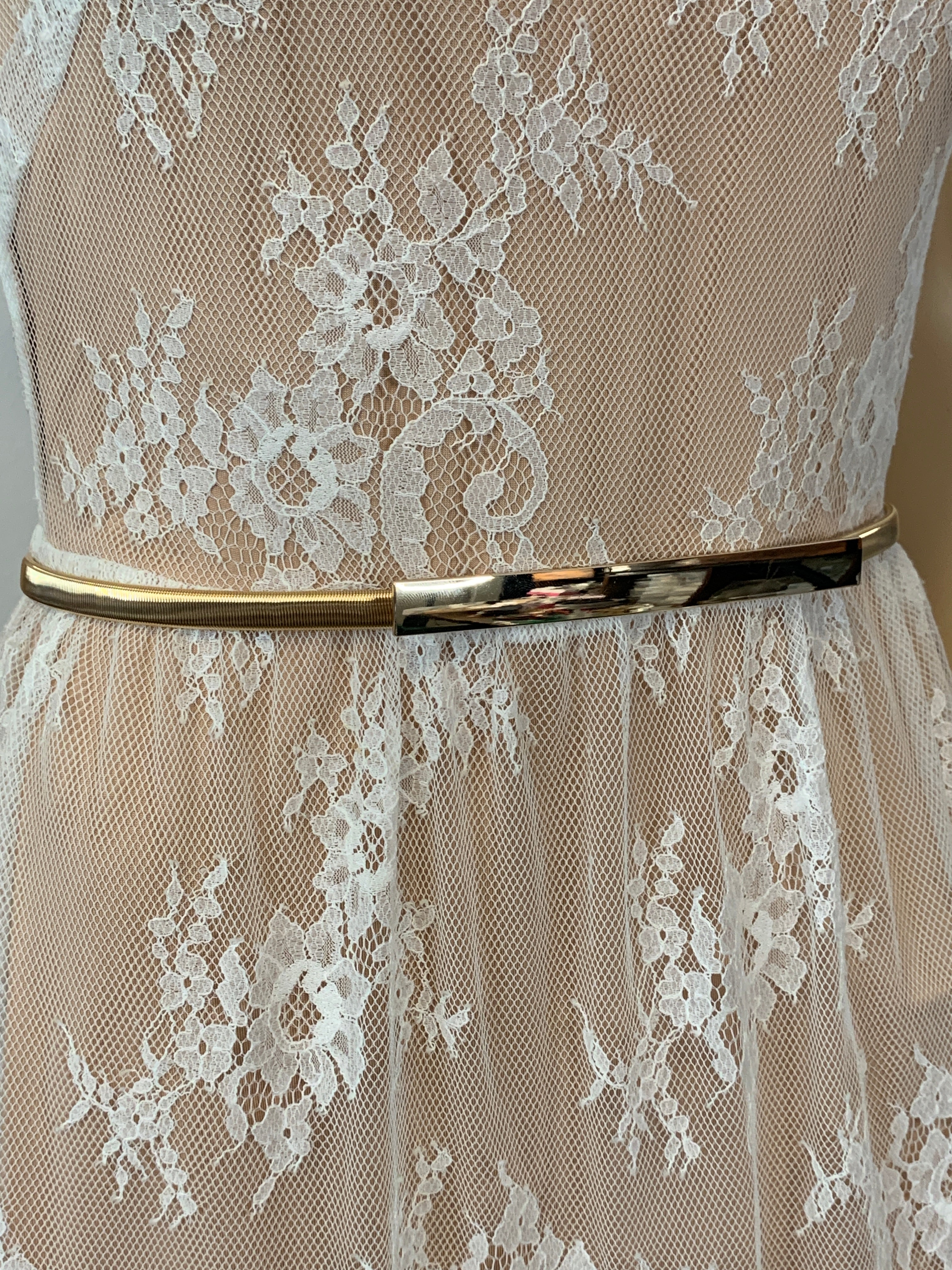 schmaler-brautguertel-gold-glatt-und-edel-getragen-auf-romantischem-spitzenkleid