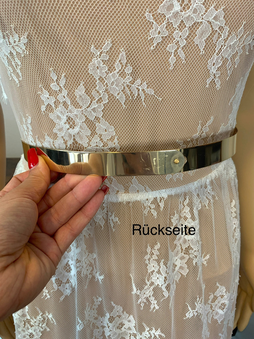 schmaler-brautguertel-gold-spiegelnd-zur-harmonischen-ergaenzung-von-brautkleidern