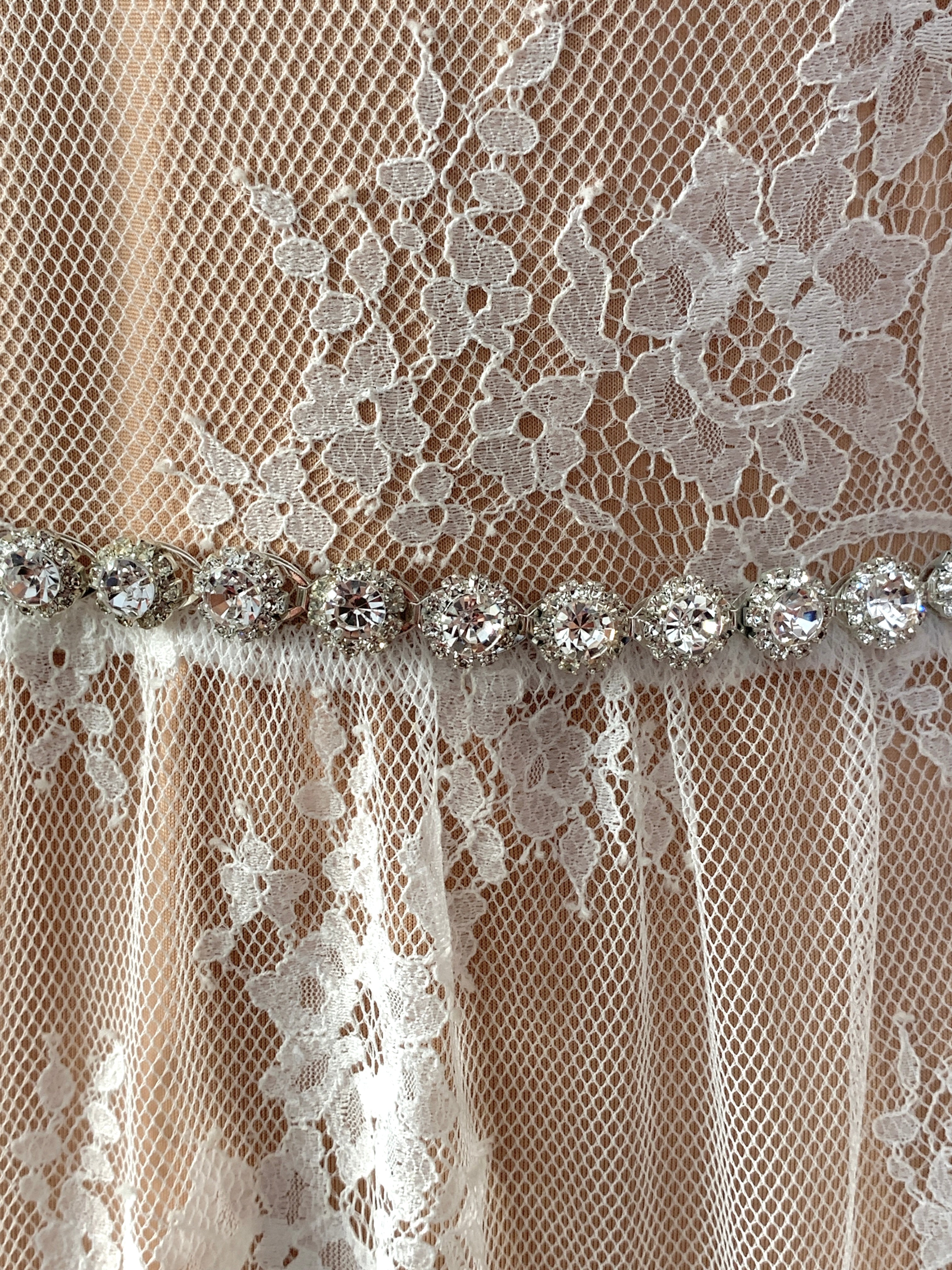 schmaler-brautguertel-silber-mit-funkelnden-strassreihen-zur-taillenbetonung