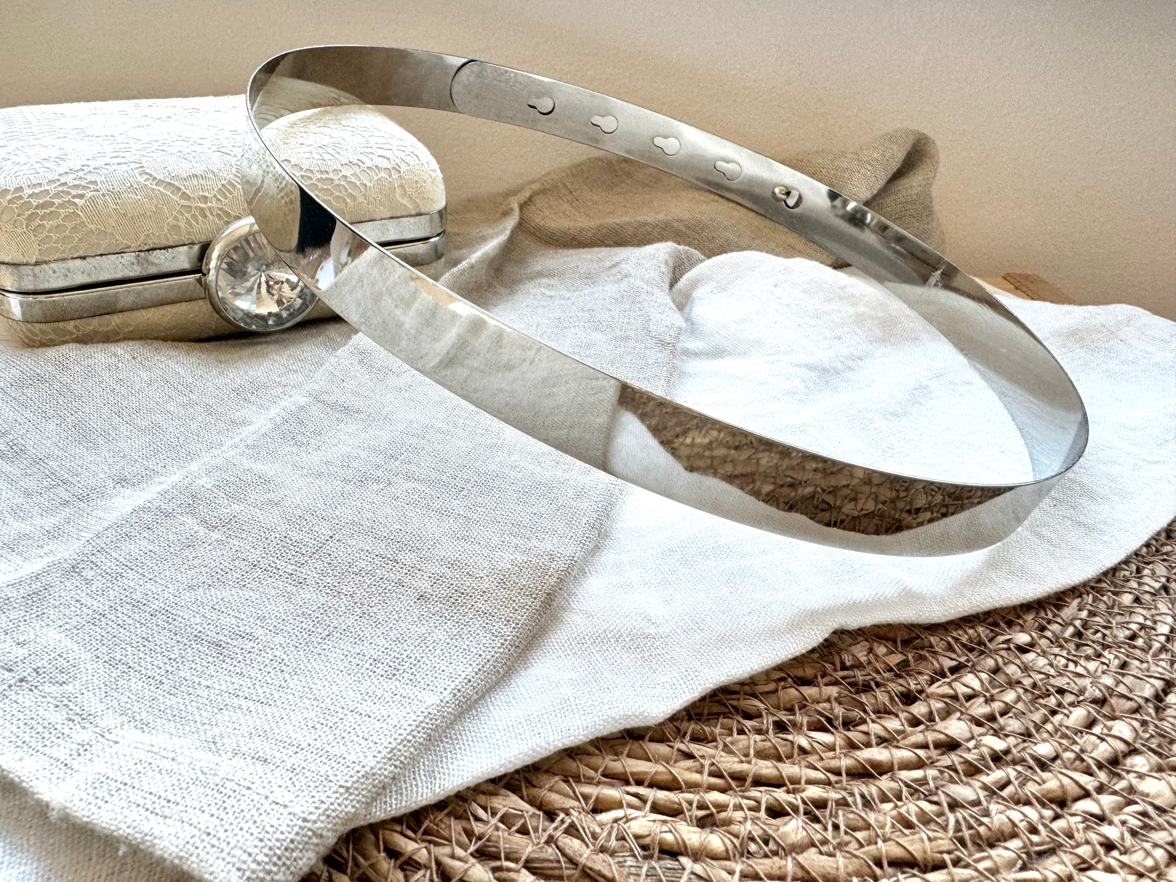 schmaler-brautguertel-silber-spiegelnd-zur-harmonischen-ergaenzung-von-brautmode