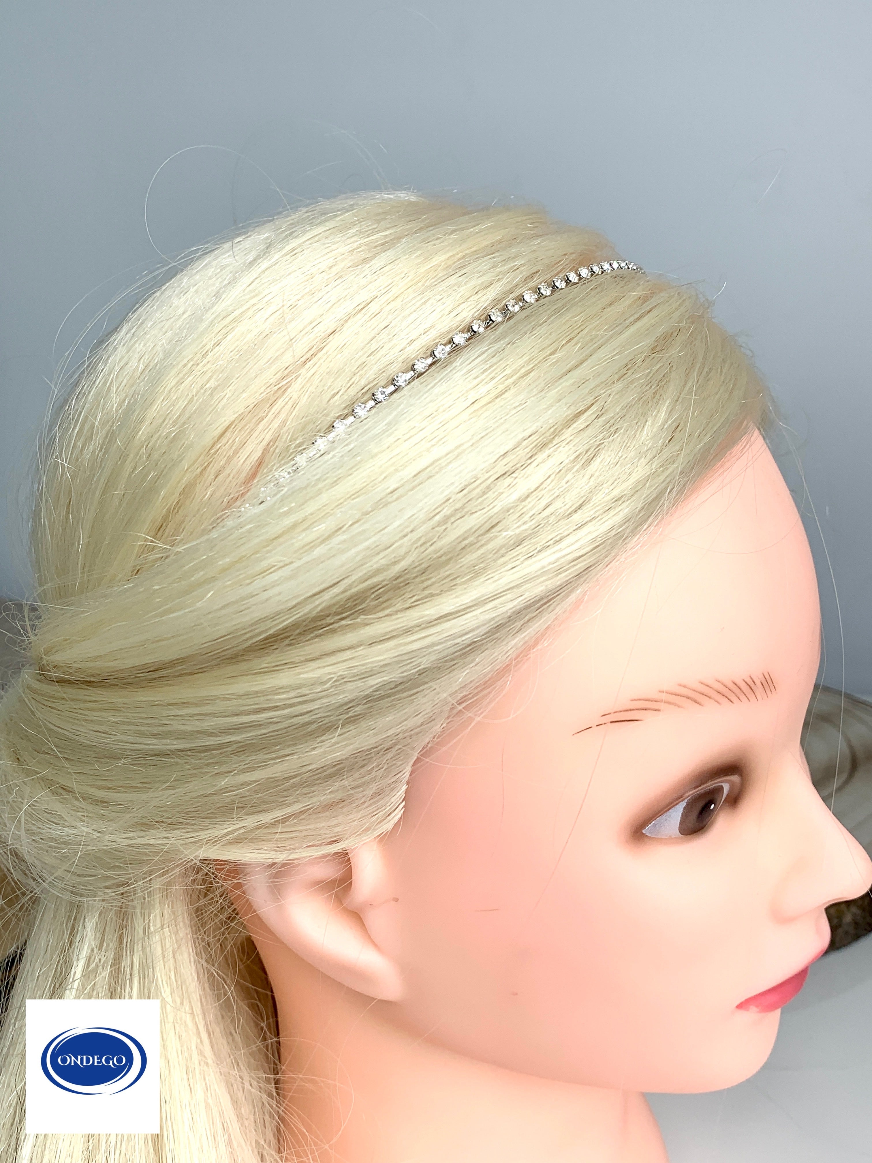 schmales-braut-diadem-silber-auf-rustikaler-holzunterlage