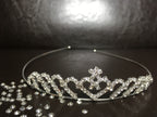 schmales-herzförmiges-diadem-mit-kristallen-und-diamantoptik-flach-fotografiert