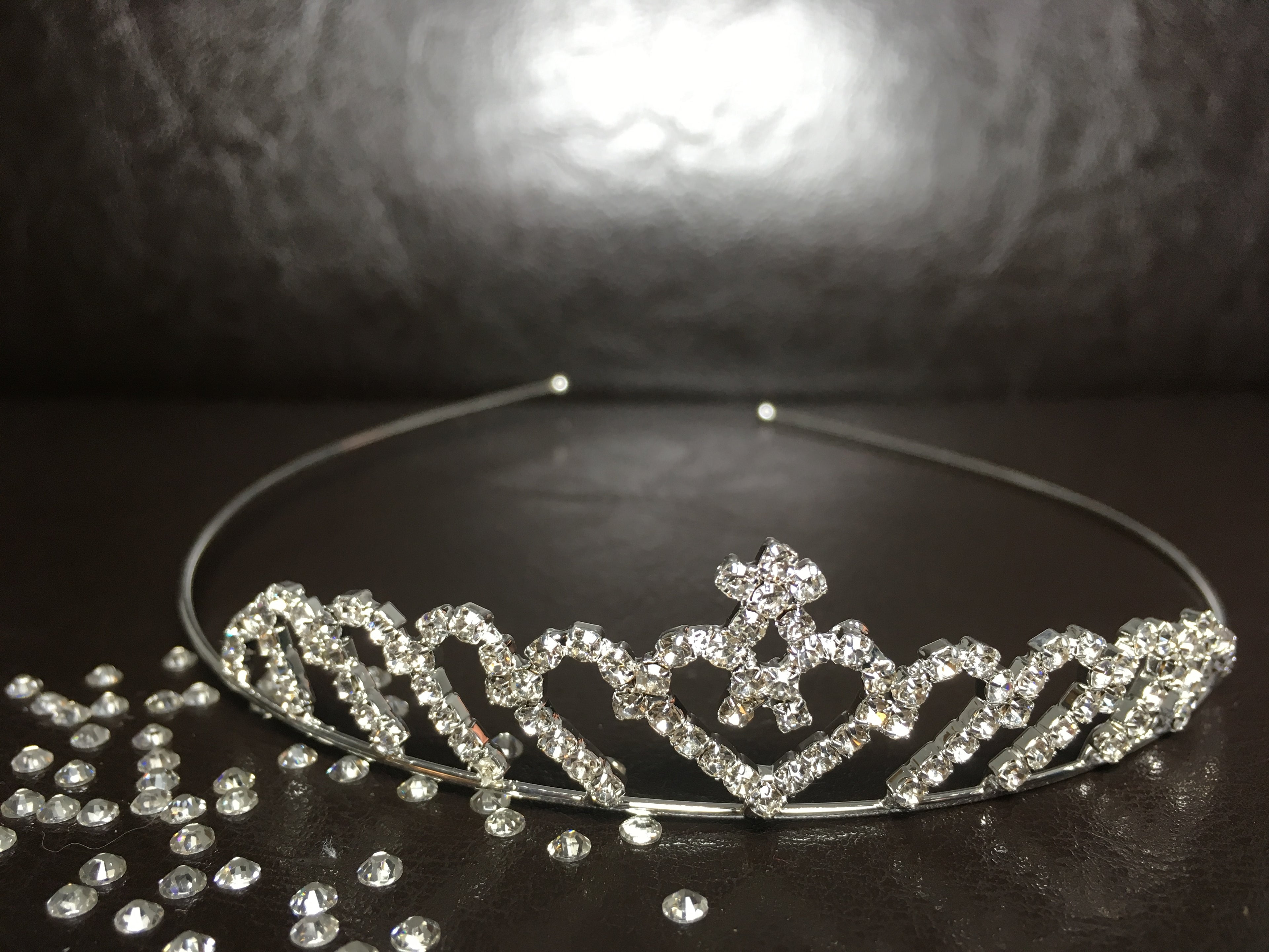 schmales-herzförmiges-diadem-mit-kristallen-und-diamantoptik-flach-fotografiert