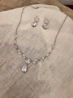 schmuckset-hochzeit-silber-mit-tropfenanhaenger-und-ohrringen