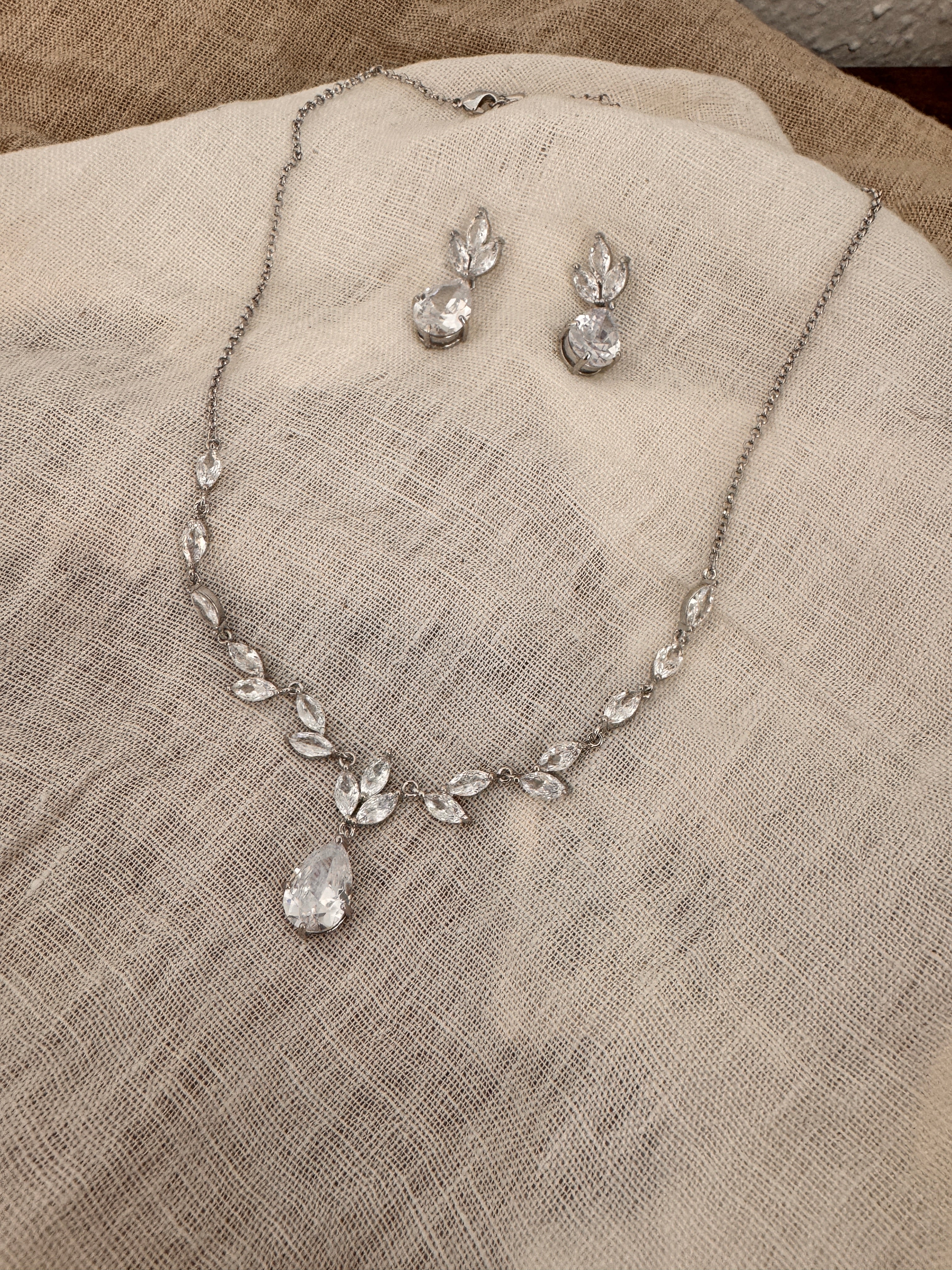 schmuckset-hochzeit-silber-mit-tropfenanhaenger-und-ohrringen