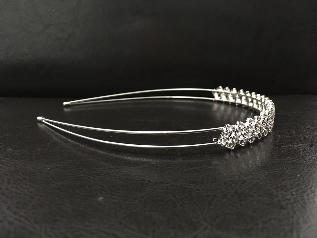 seitenansicht-von-silbernem-braut-haarreif-mit-zweifach-buegeln-und-kristallen-hochzeit-accessoire
