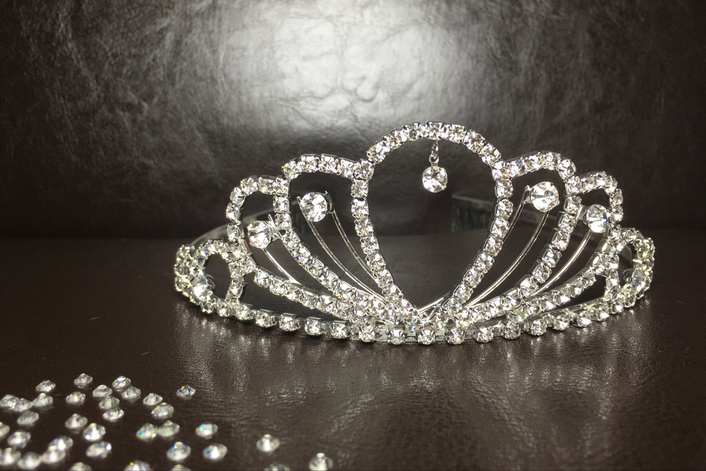 silber-diadem-mit-herzform-und-hängendem-kristall