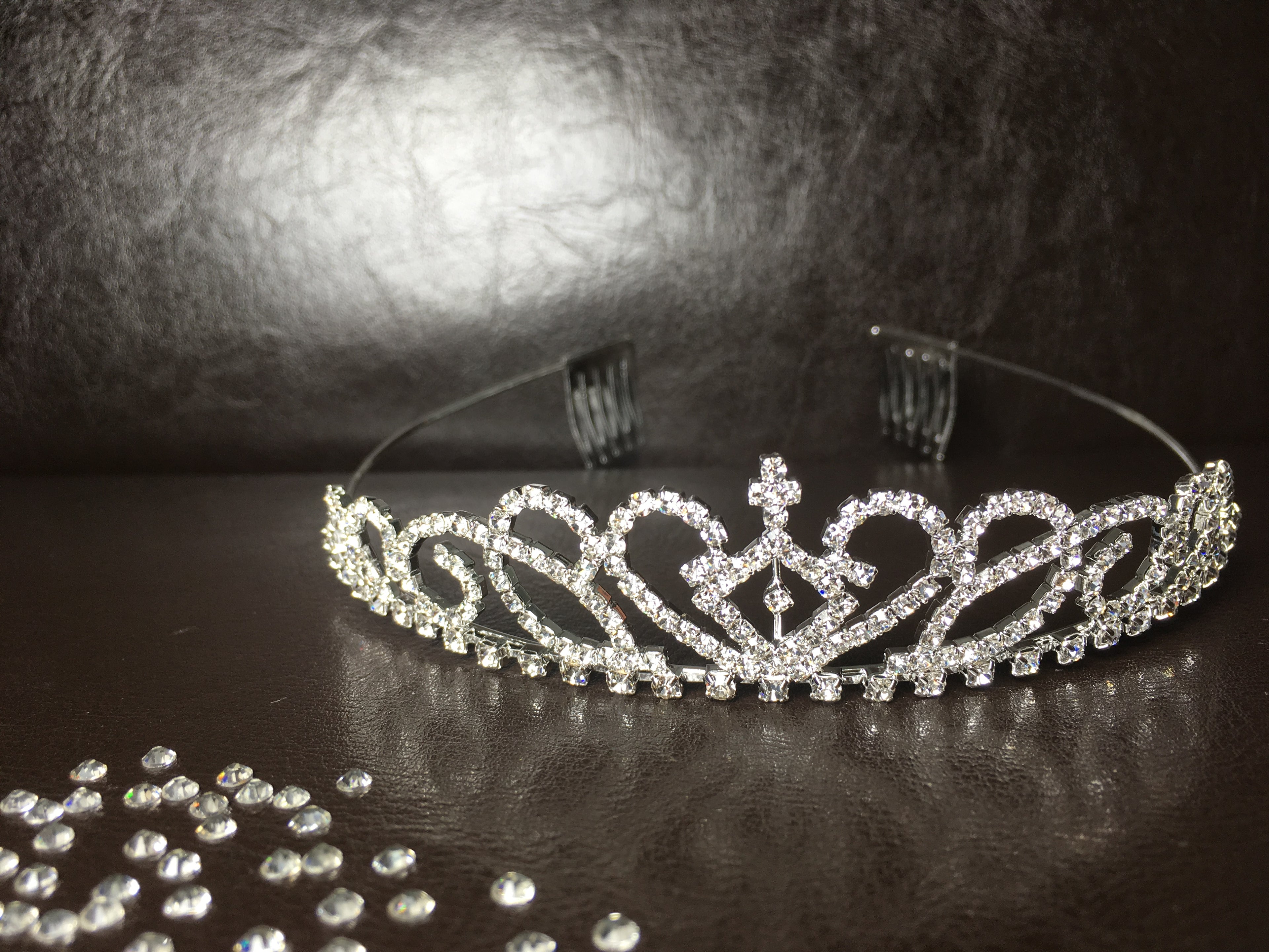 silber-diadem-mit-kamm-befestigung-und-strass-herzdesign