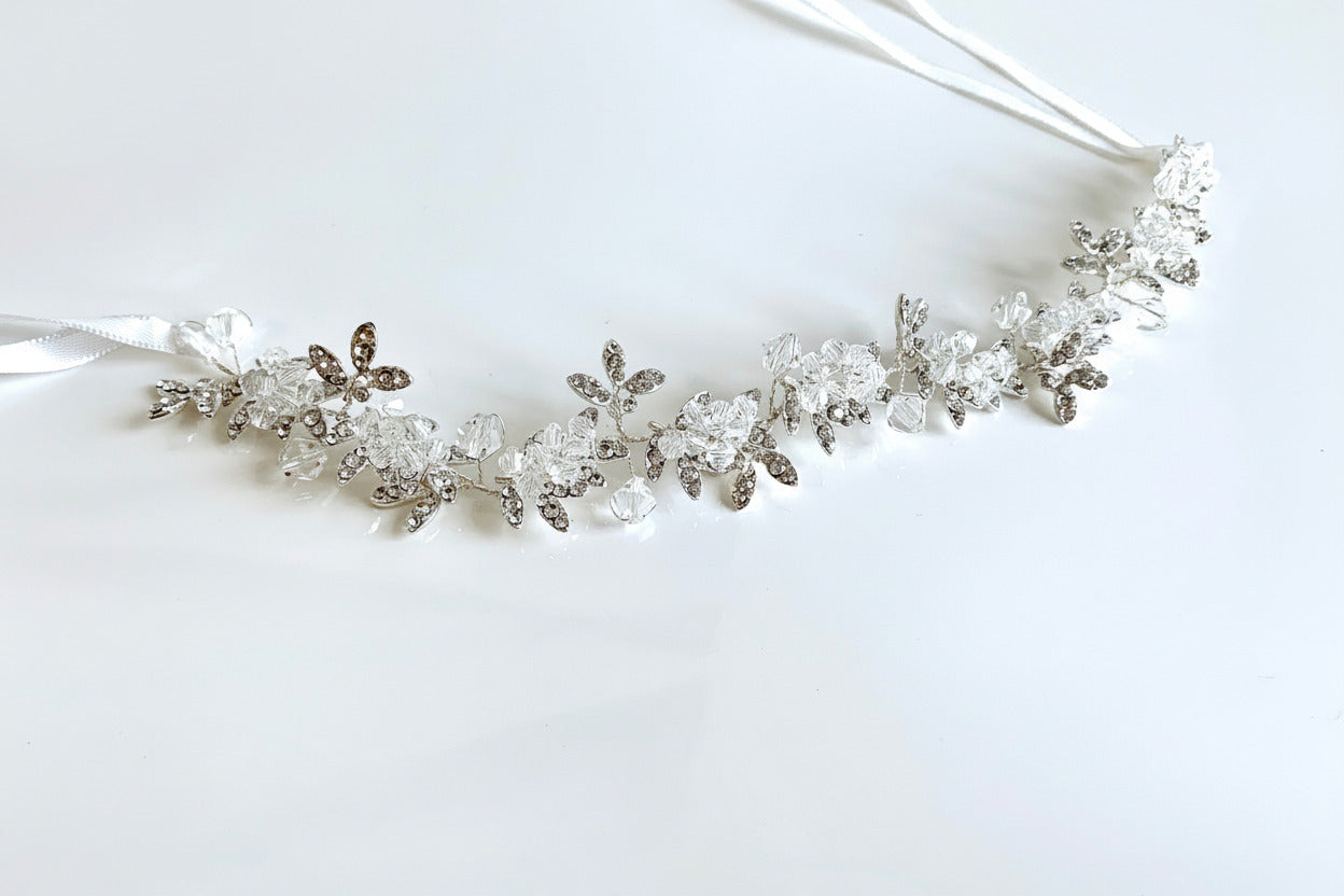 silberne-braut-haarranke-mit-kristallblueten-und-schleifenband