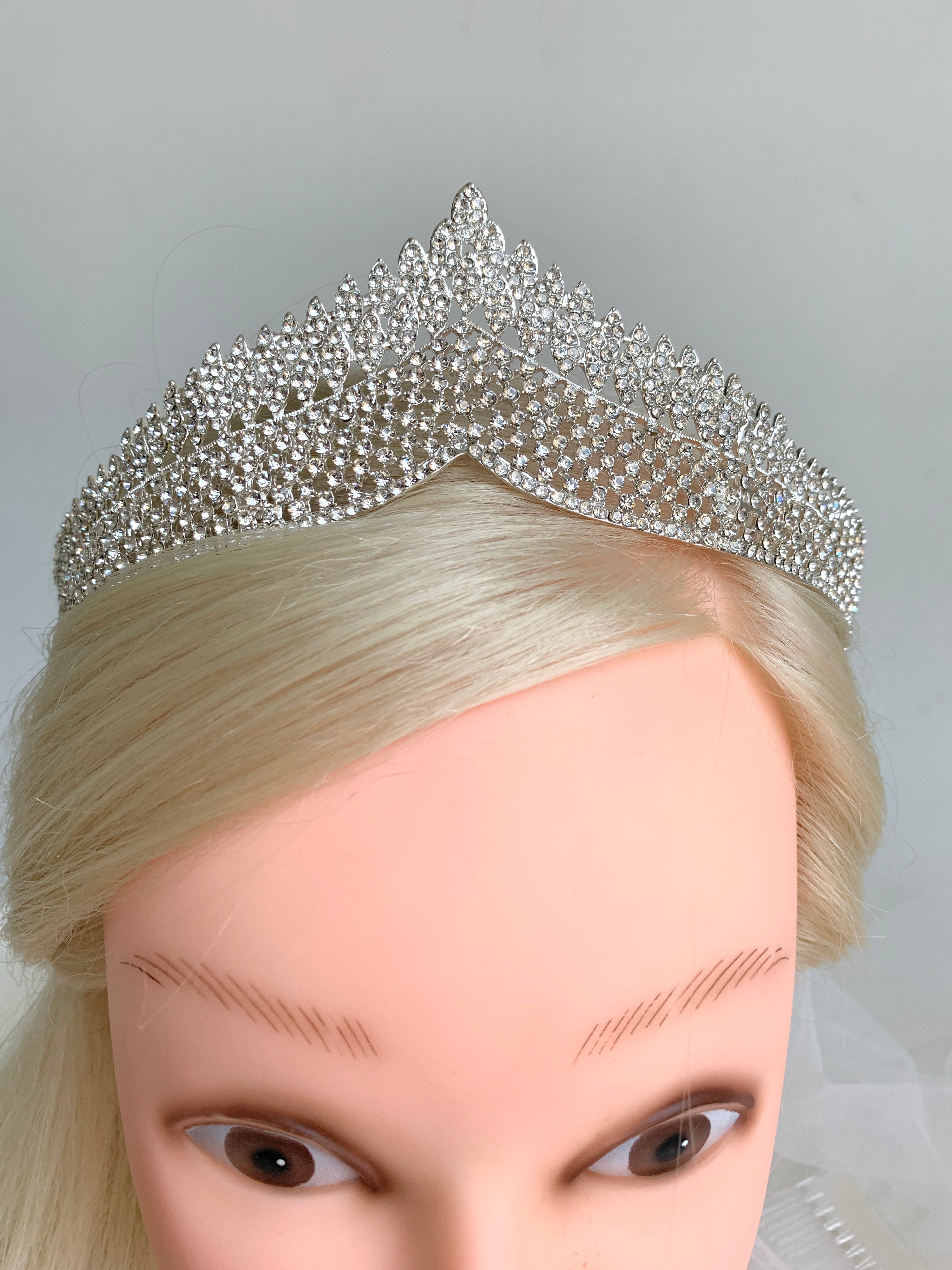 silberne-glamour-krone-mit-vielen-klaren-strasssteinen-auf-schwarzem-hintergrund