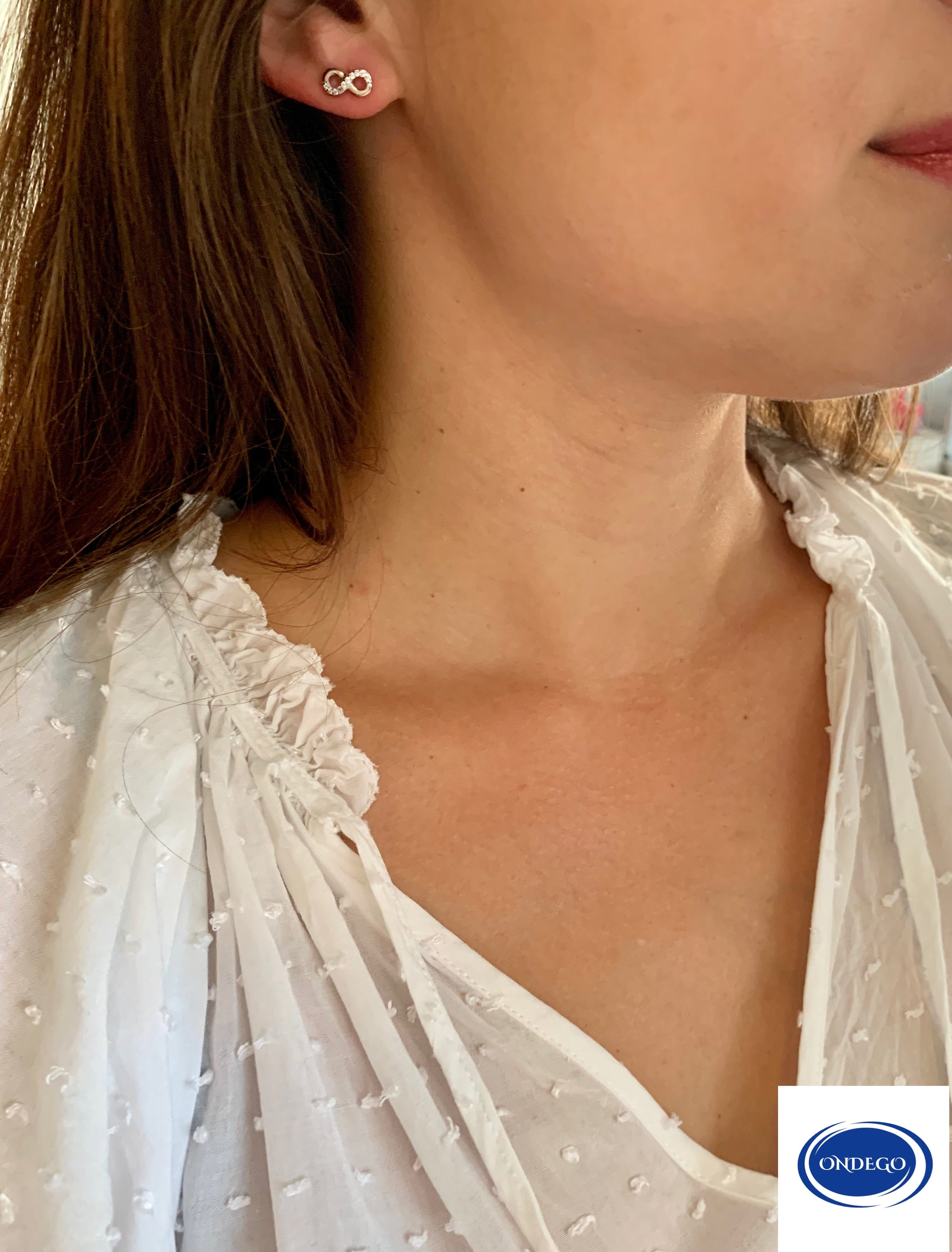 silberne-infinity-ohrstecker-mit-funkelnden-zirkonia