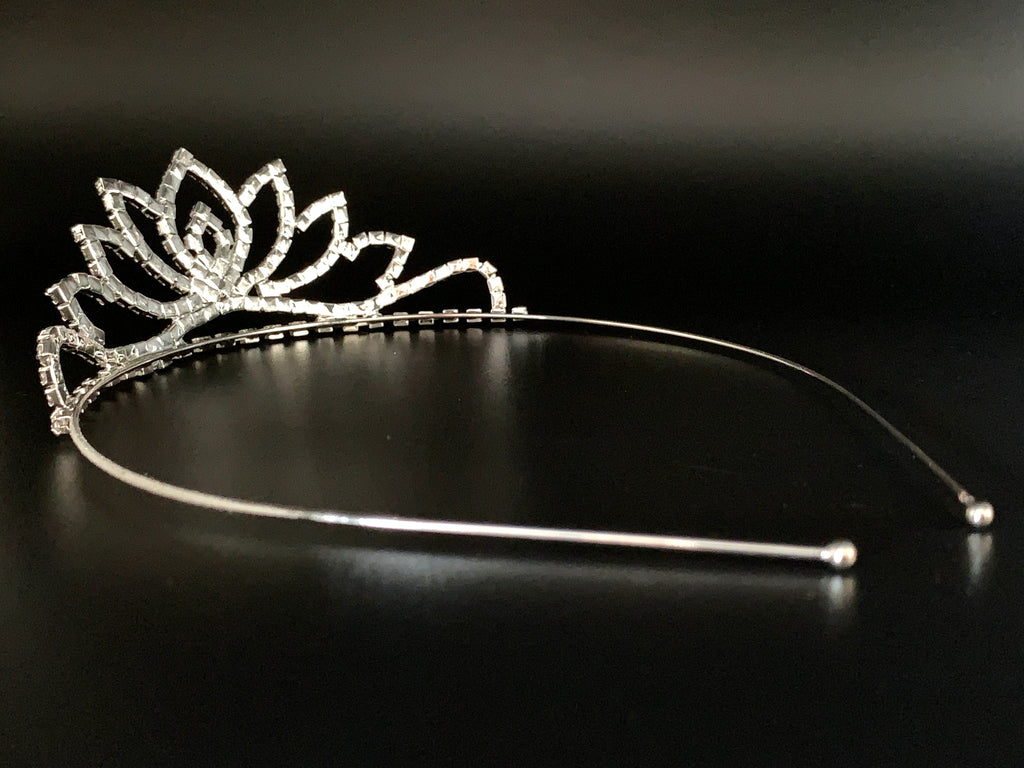 silberne-tiara-mit-strasssteinen-und-exklusiver-lotus-form-als-braut-accessoire