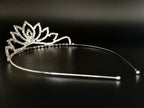 silberne-tiara-mit-strasssteinen-und-exklusiver-lotus-form-als-braut-accessoire