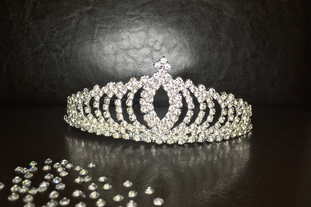 silbernes-diadem-mit-fächerförmigem-strassdesign-und-kristallsteinen-auf-dunklem-hintergrund
