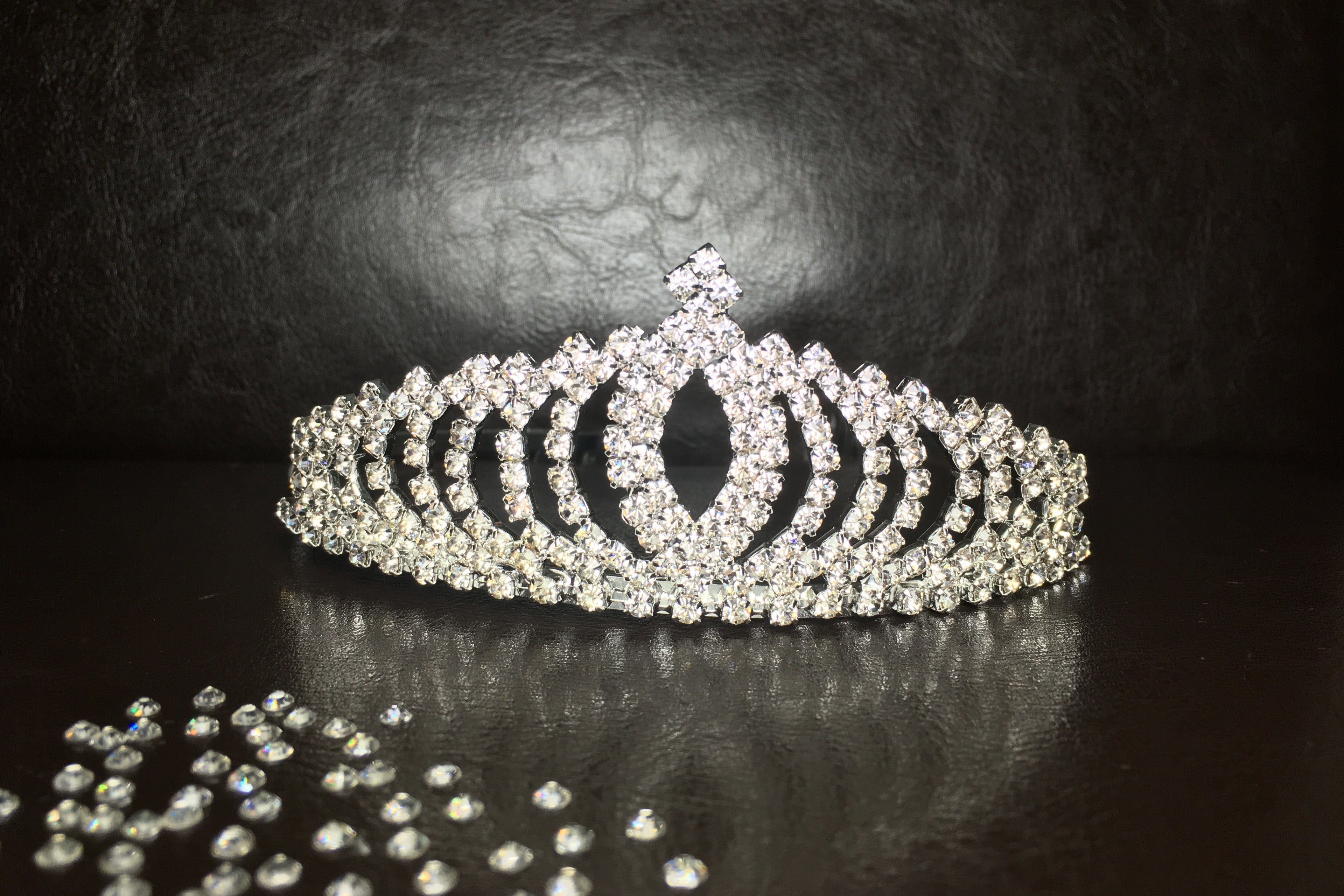 silbernes-diadem-mit-fächerförmigem-strassdesign-und-kristallsteinen-auf-dunklem-hintergrund