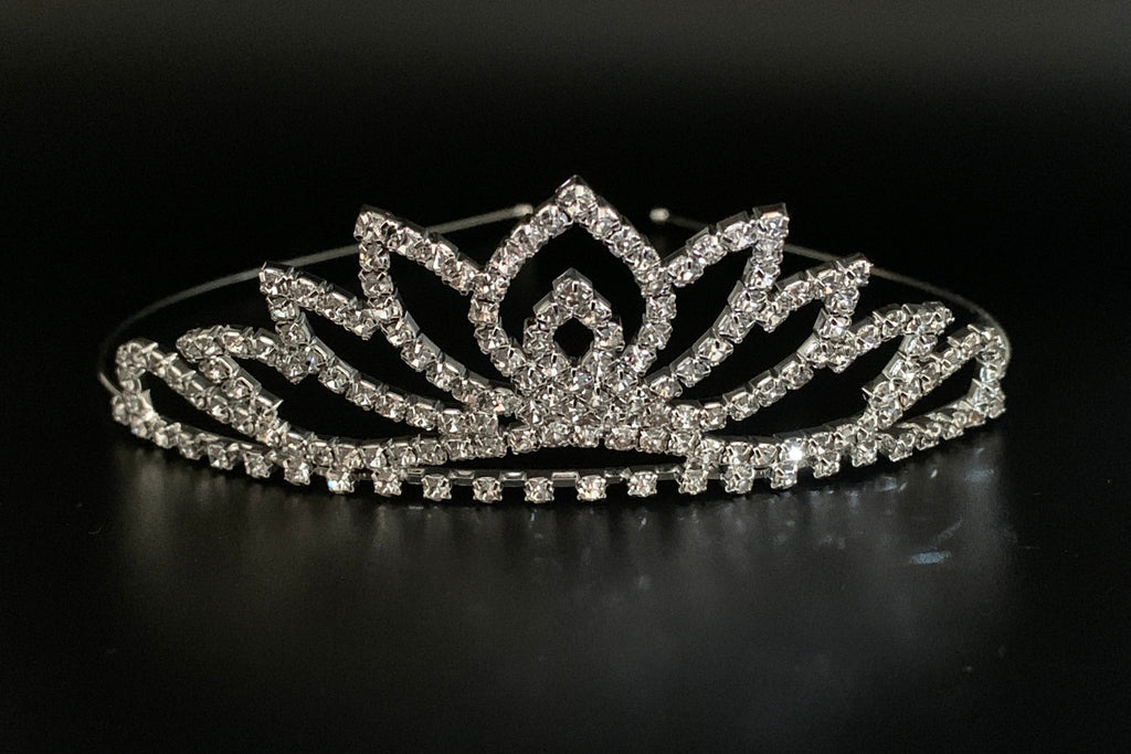 silbernes-diadem-mit-funkelnden-strasssteinen-im-lotus-design-auf-schwarzem-hintergrund