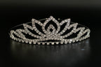 silbernes-diadem-mit-funkelnden-strasssteinen-im-lotus-design-auf-schwarzem-hintergrund