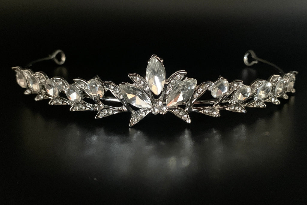 silbernes-diadem-mit-großen-kristallen-und-blütenform-auf-schwarzem-hintergrund