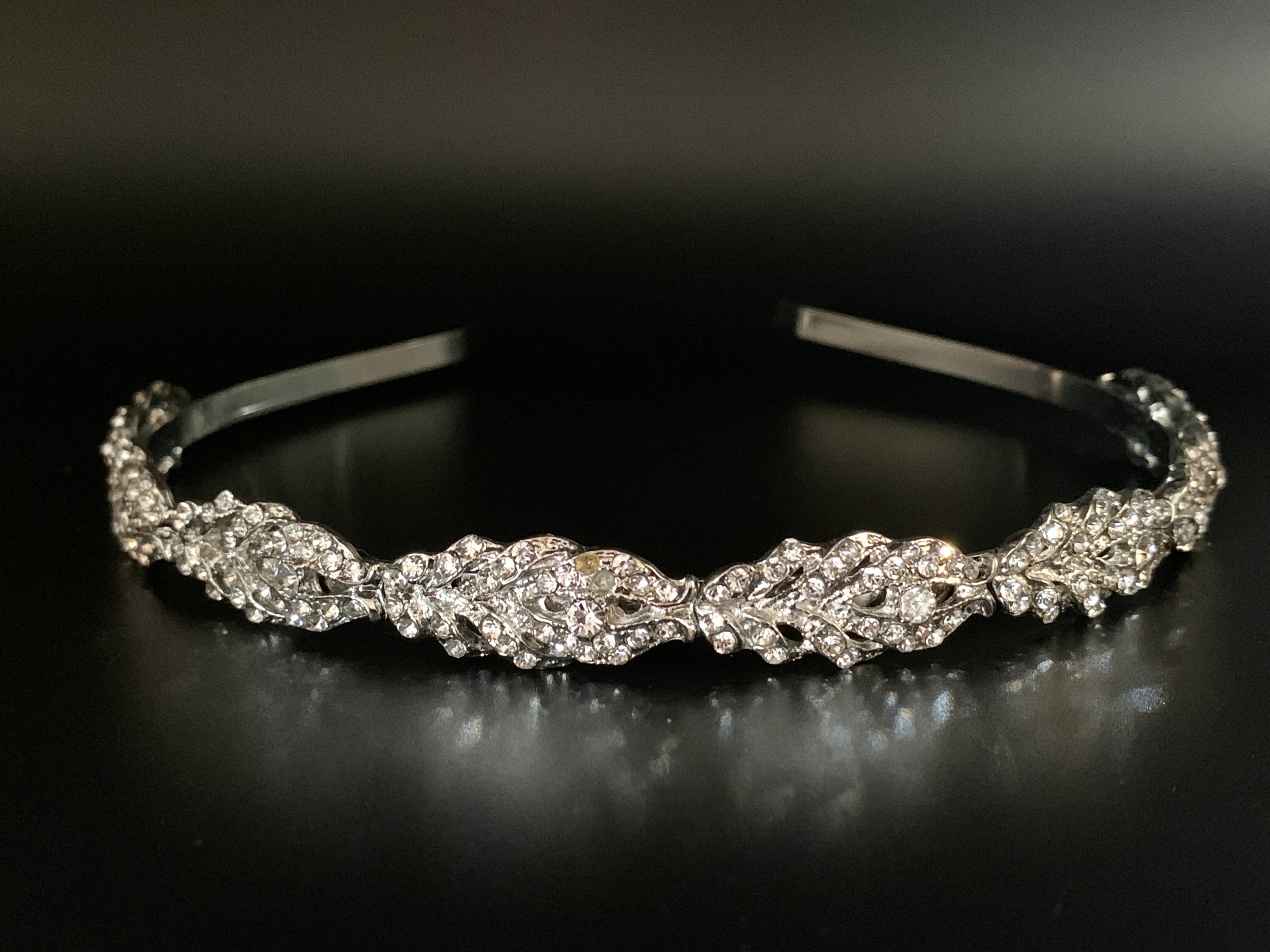 silbernes-hochzeits-diadem-mit-glitzernden-zirkonia-details