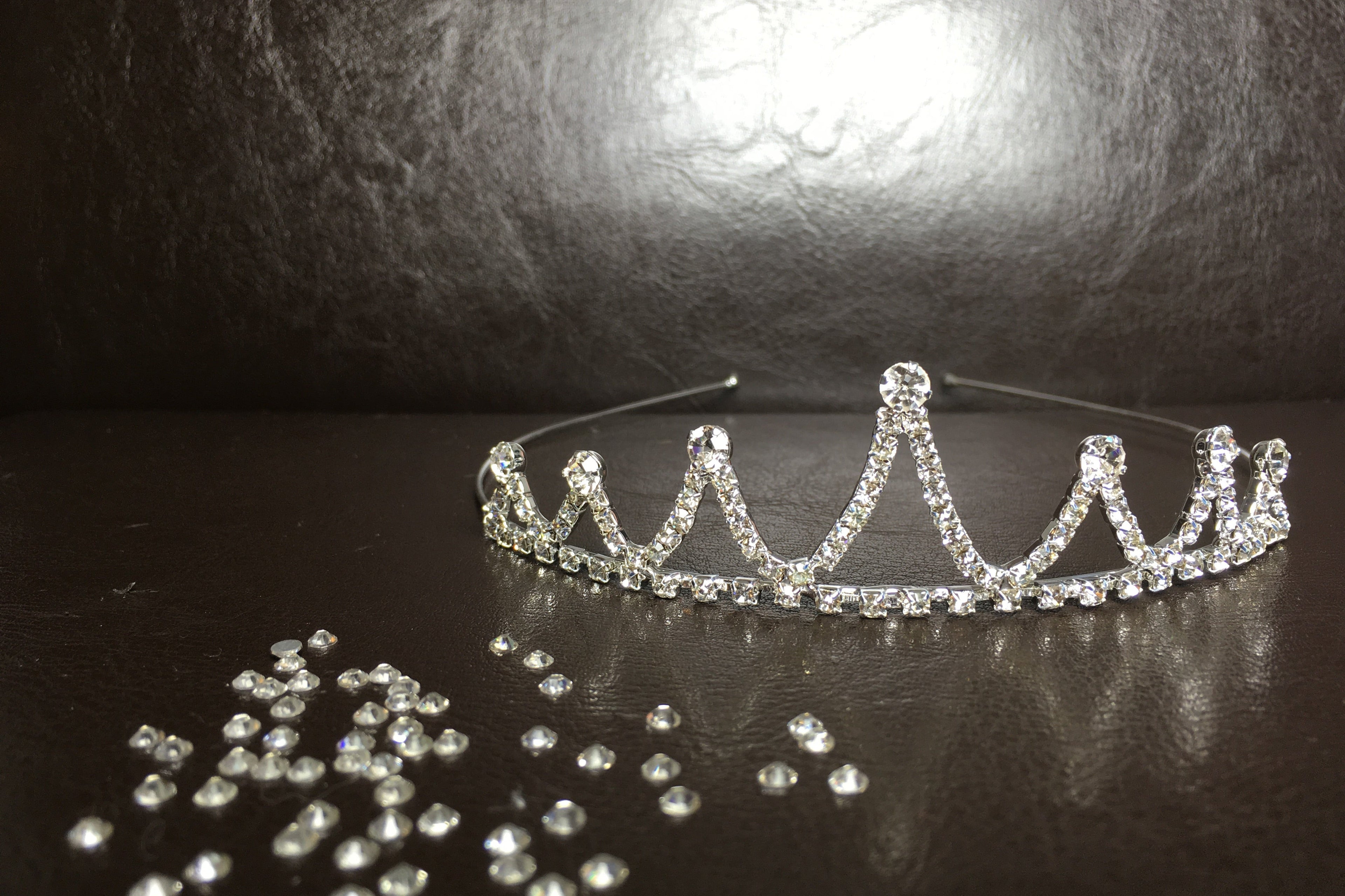 silbernes-prinzessin-diadem-mit-strasssteinen-auf-dunklem-hintergrund-und-kristallen