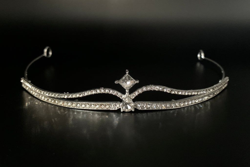 silbernes-tiara-diadem-mit-zweireihiger-strassverzierung-und-klaren-kristallen-auf-schwarzem-hintergrund-vorne-ansicht