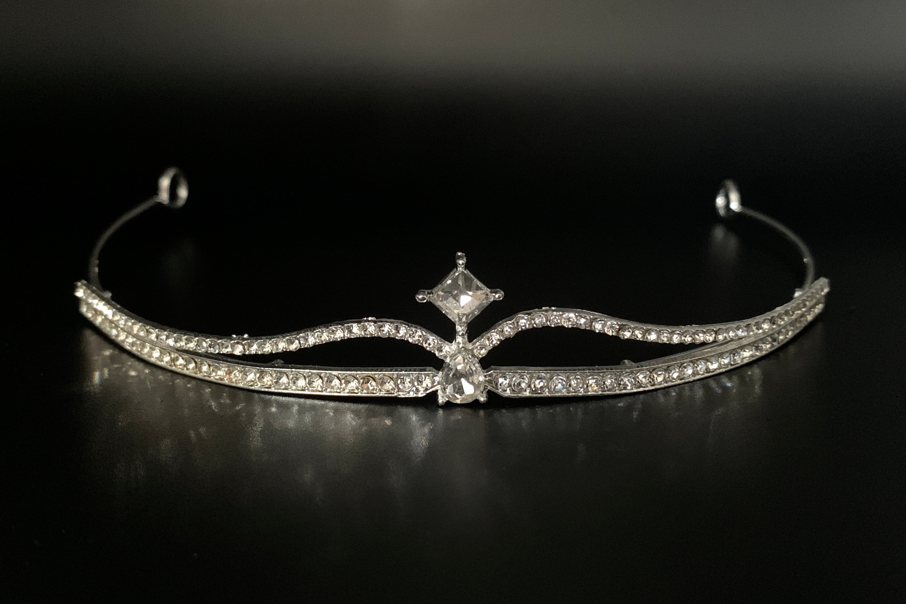 silbernes-tiara-diadem-mit-zweireihiger-strassverzierung-und-klaren-kristallen-auf-schwarzem-hintergrund-vorne-ansicht
