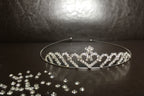 silbernes herz-diadem-mit-kristallen-für-braut-und-mädchen-auf-dunklem-hintergrund