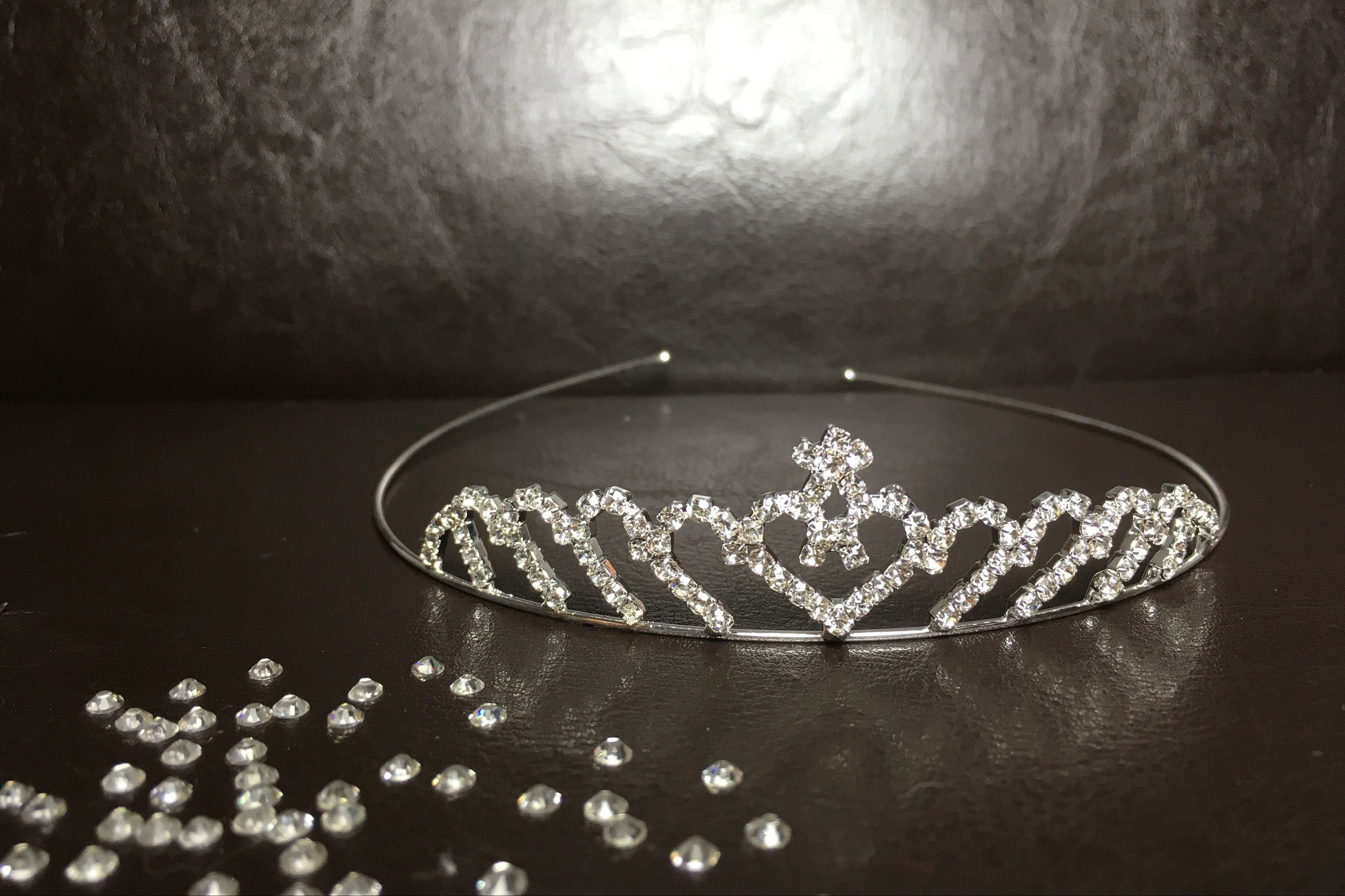 silbernes herz-diadem-mit-kristallen-für-braut-und-mädchen-auf-dunklem-hintergrund