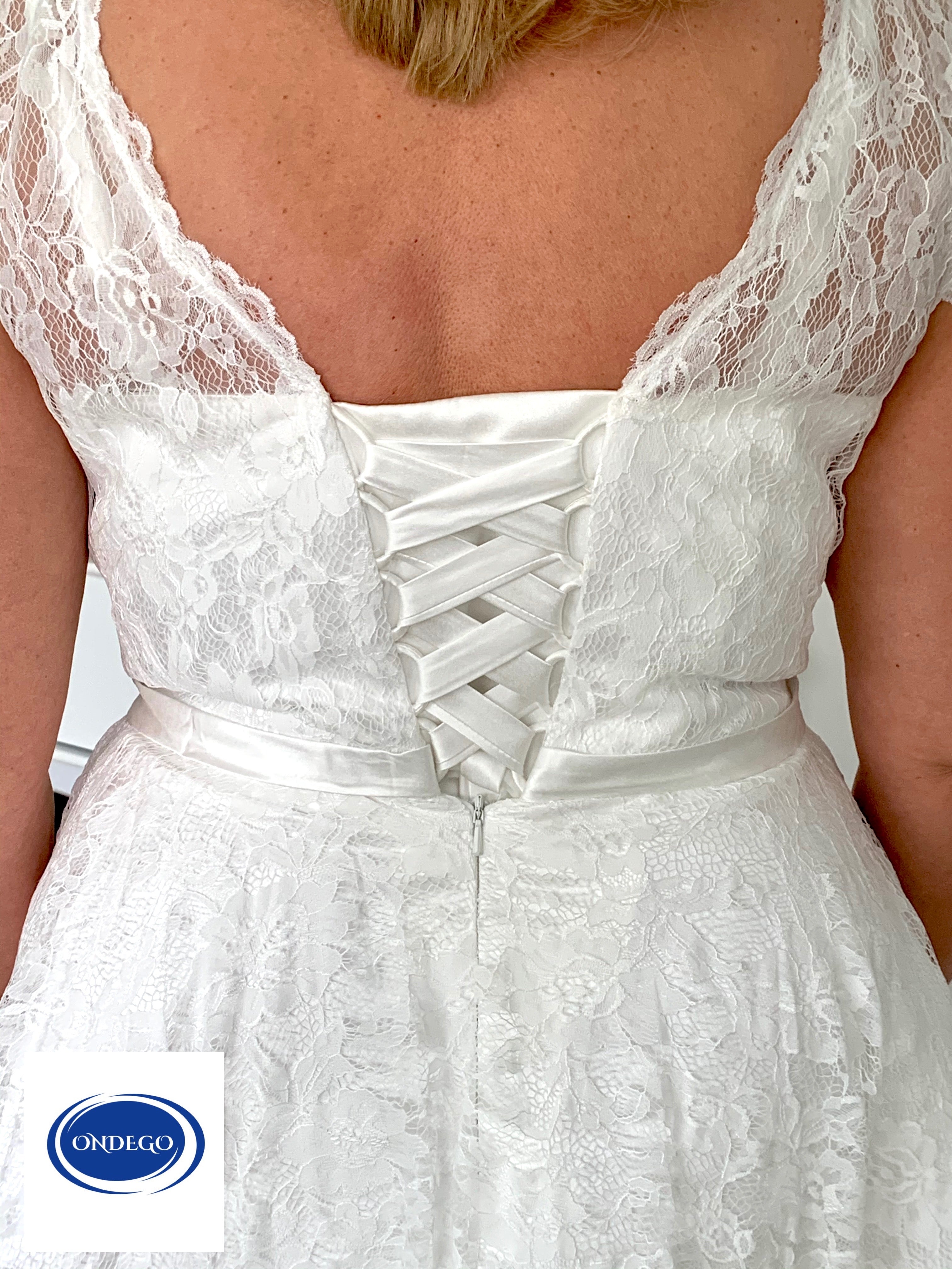 standesamt-brautkleid-spitze-seitenansicht