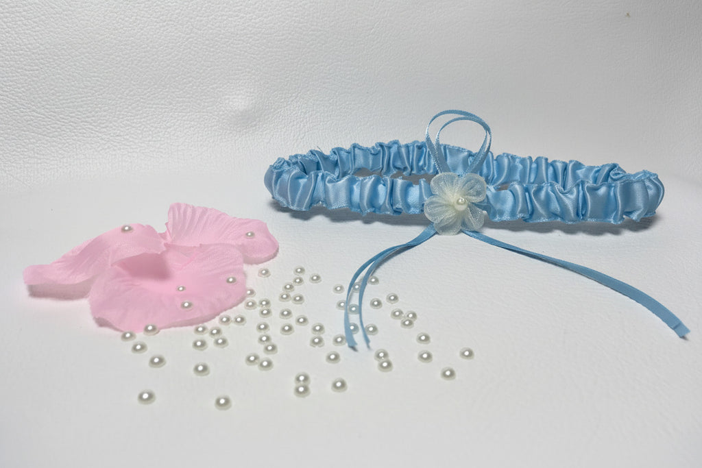 strumpfband-braut-hellblau-klassisch-weisser-hintergrund