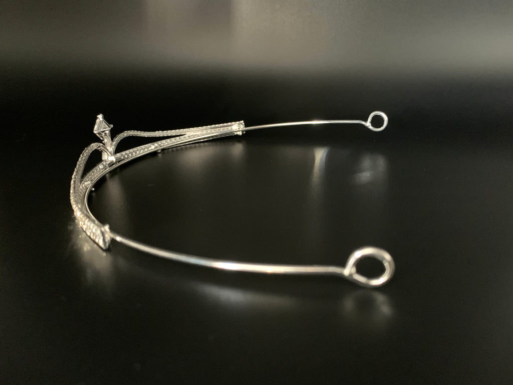 tiara-diadem-silber-zweireihig-mit-kristallstein-detailansicht-seitlicher-metallbuegel-und-zierstruktur-auf-schwarzem-hintergrund