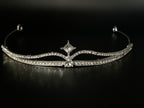 tiara-diadem-silber-zweireihig-mit-kristallstein-mittelpunkt-frontale-nahaufnahme-auf-schwarzem-hintergrund