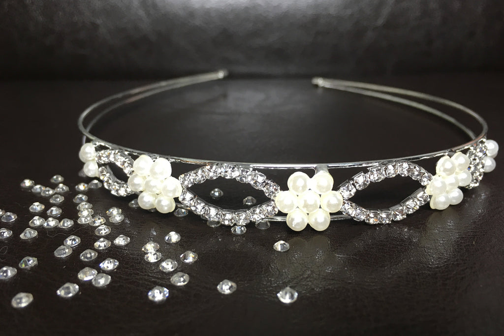 tiara-mit-perlenstrauss-blumenmotiv-hochzeit-haarschmuck-silber-strass-detailaufnahme