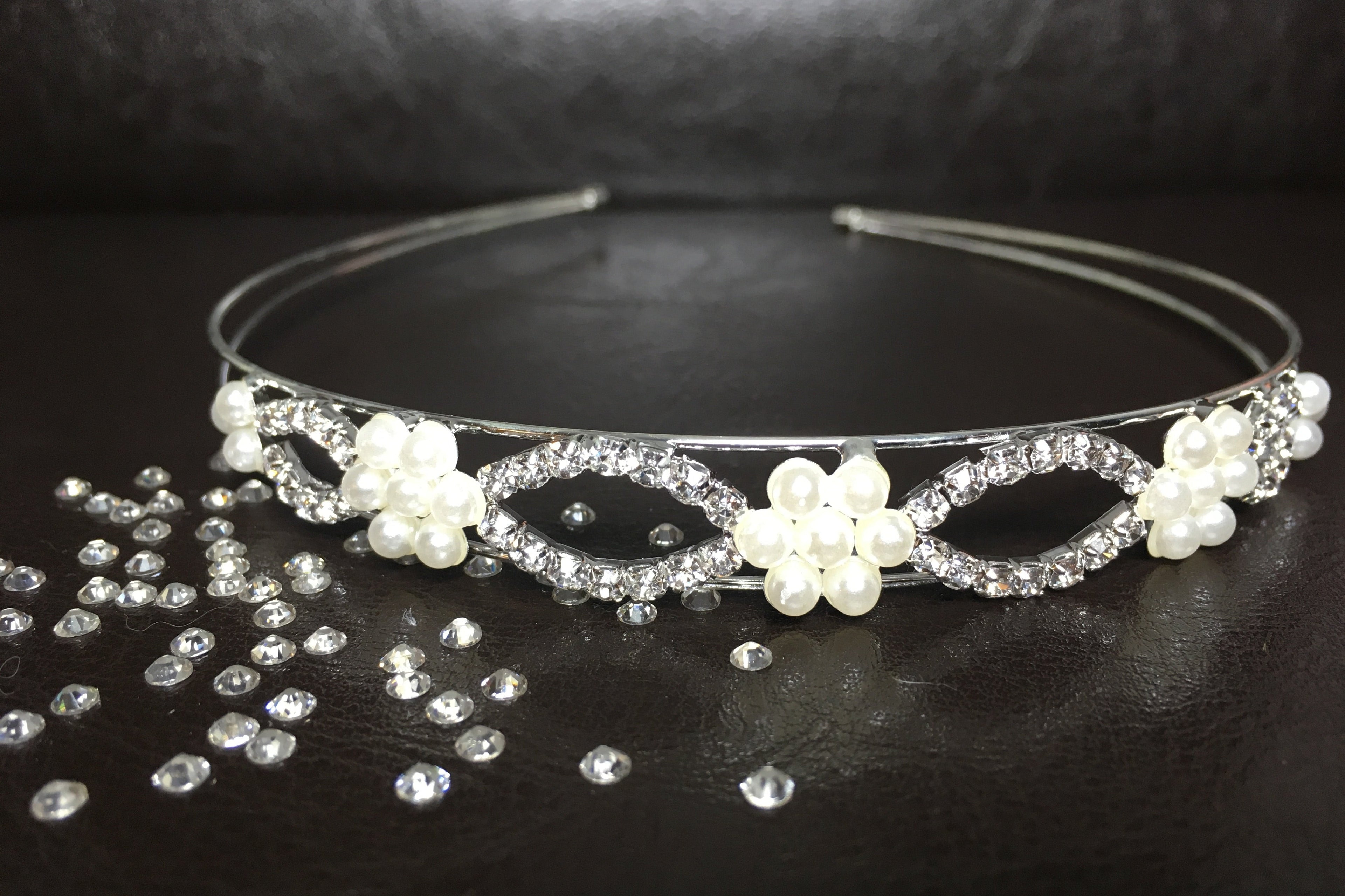 tiara-mit-perlenstrauss-blumenmotiv-hochzeit-haarschmuck-silber-strass-detailaufnahme