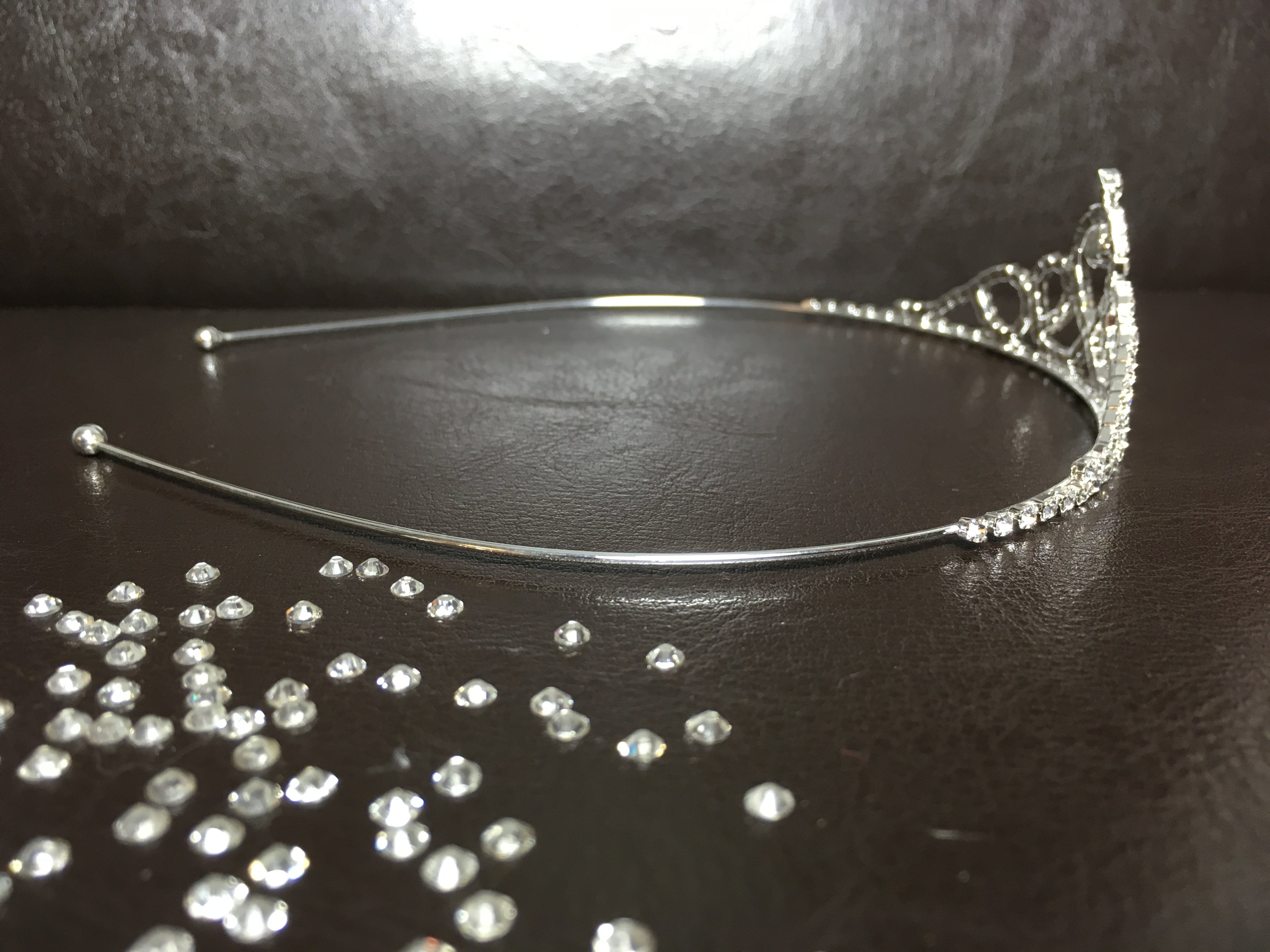 tiara-mit-strass-und-herzdesign-eleganter-braut-haarschmuck