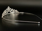 tiara-seitliche-ansicht-silbernes-diadem-mit-strasssteinen-fuer-hochzeit-braut-haarreif-elegant-schwarz-hintergrund