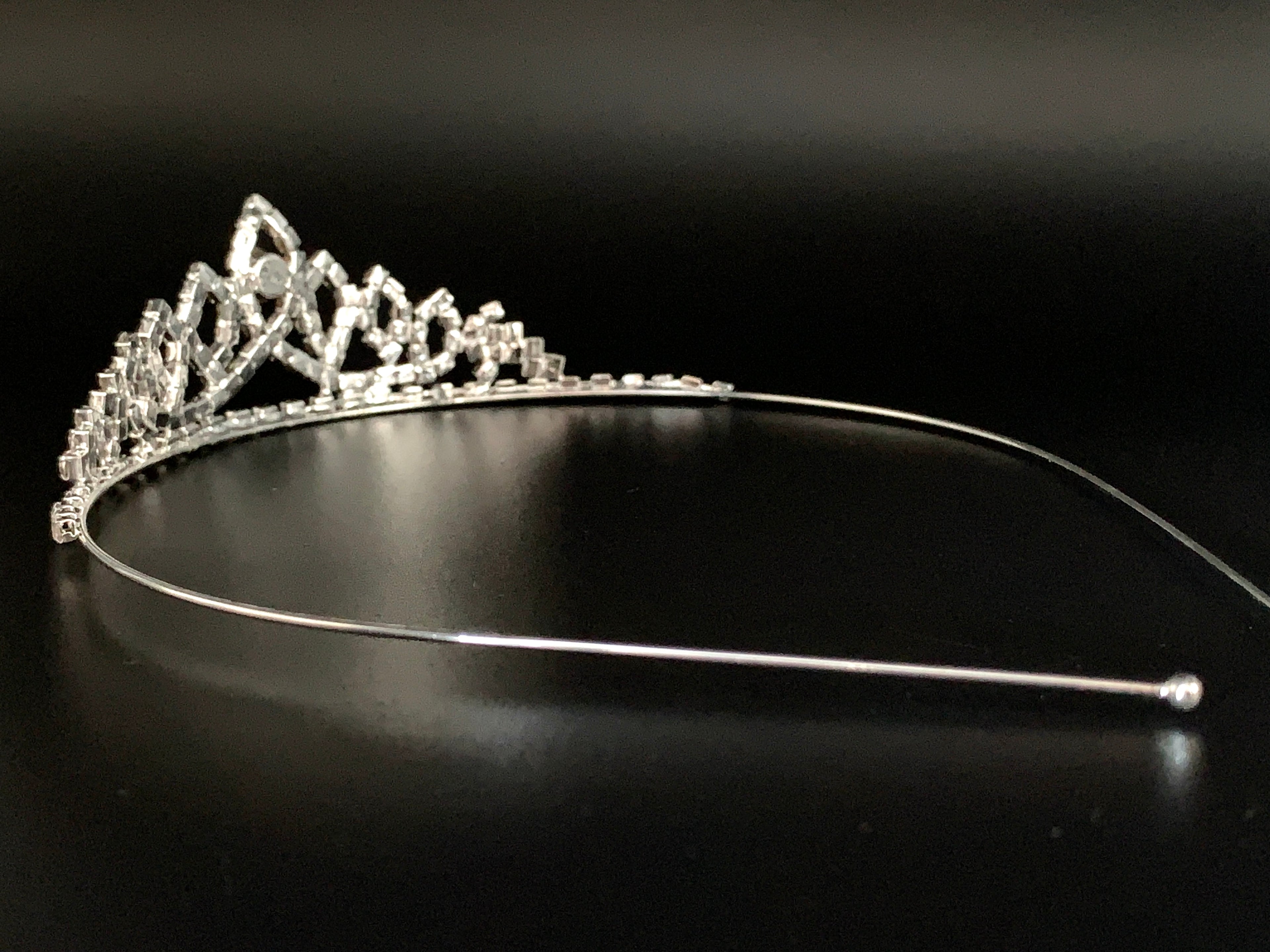 tiara-seitliche-ansicht-silbernes-diadem-mit-strasssteinen-fuer-hochzeit-braut-haarreif-elegant-schwarz-hintergrund
