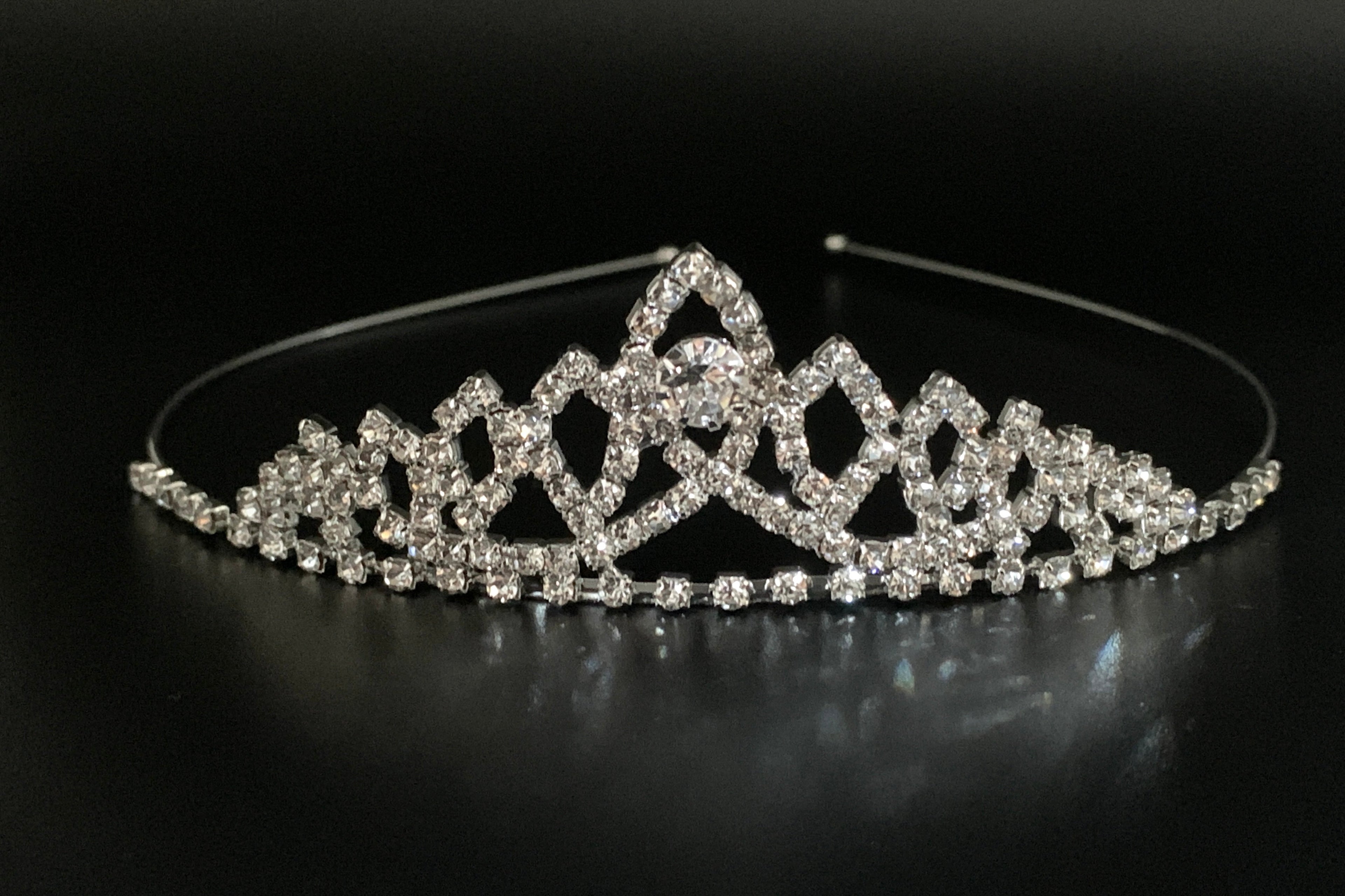 tiara-silver-strass-diadem-funkelndes-brautdiadem-kristall-haarschmuck-frontansicht-schwarz-hintergrund