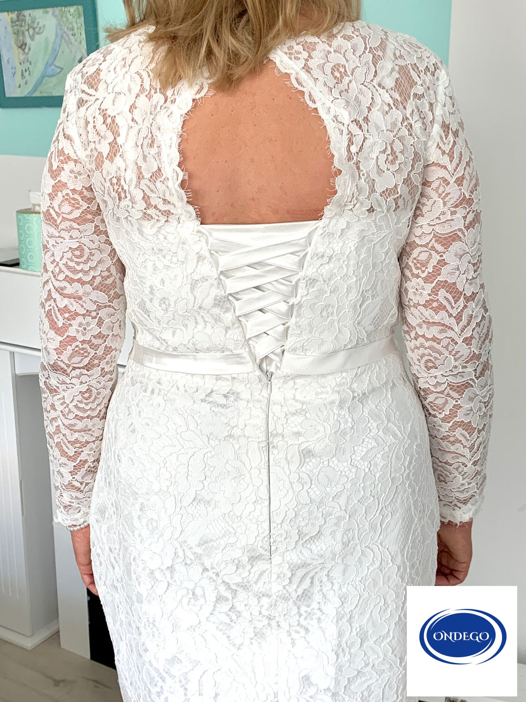 zeitloses-hochzeitskleid-spitze-front