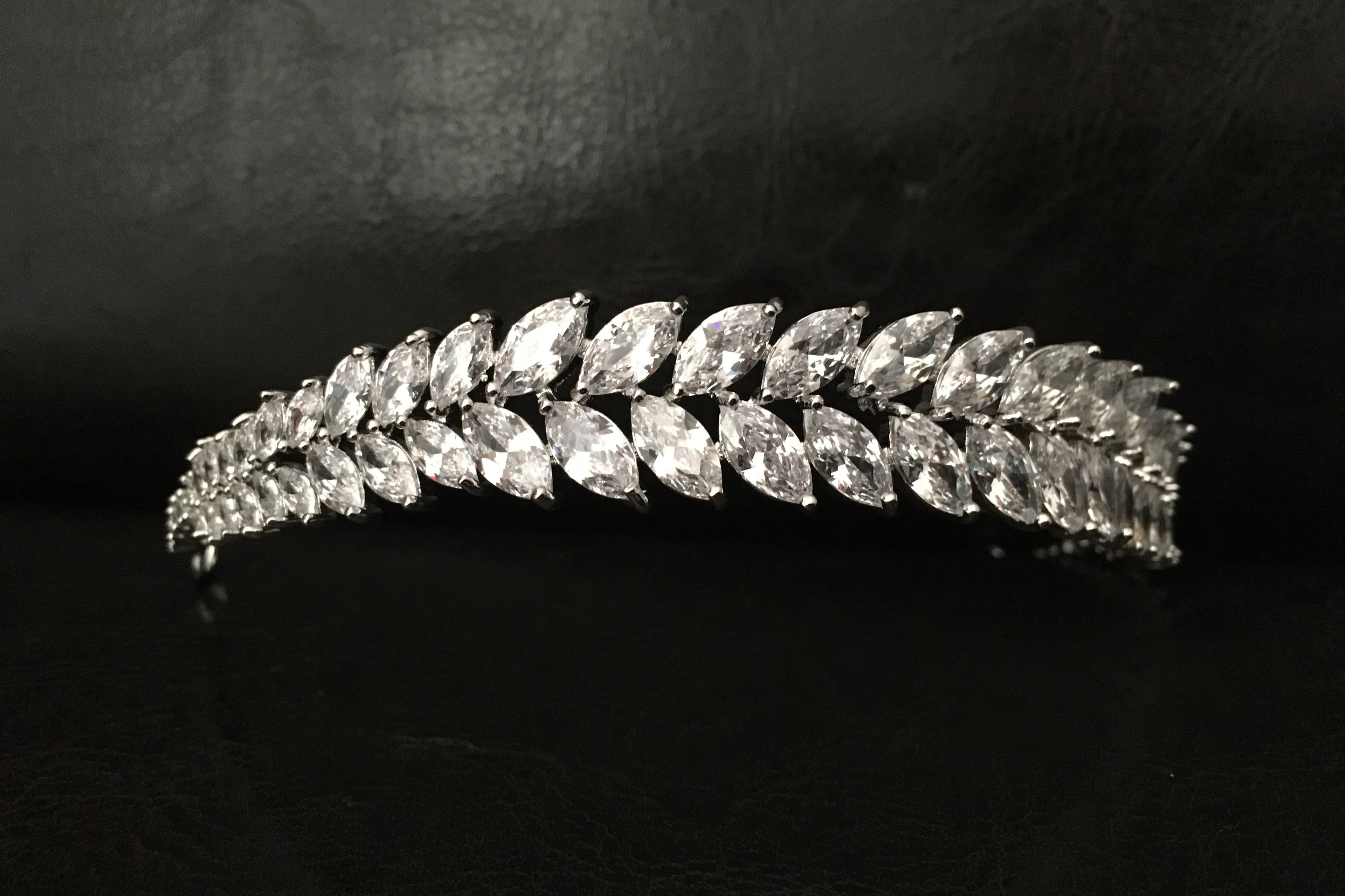 zirkonia-marquise-diadem-detailfoto-silber-hochzeits-haarschmuck