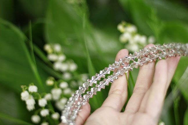 zweireihiger-strass-haarreif-ongedo-handaufnahme-maigloeckchen-natur